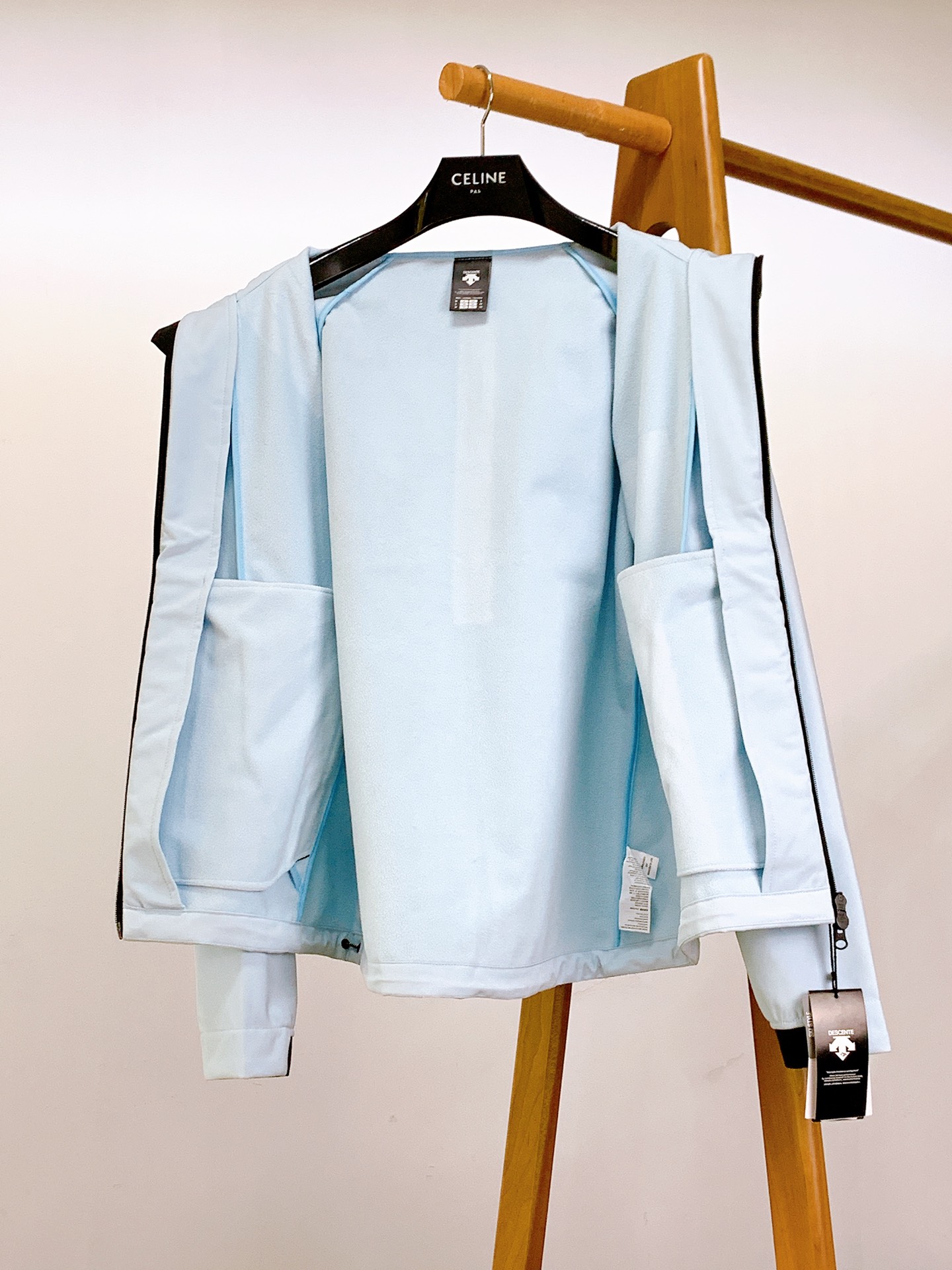 DESCENTE 迪桑特 软壳冲锋衣 专业运动与都市风格的「细节共生术」	•	面料科技：外层采用93%聚