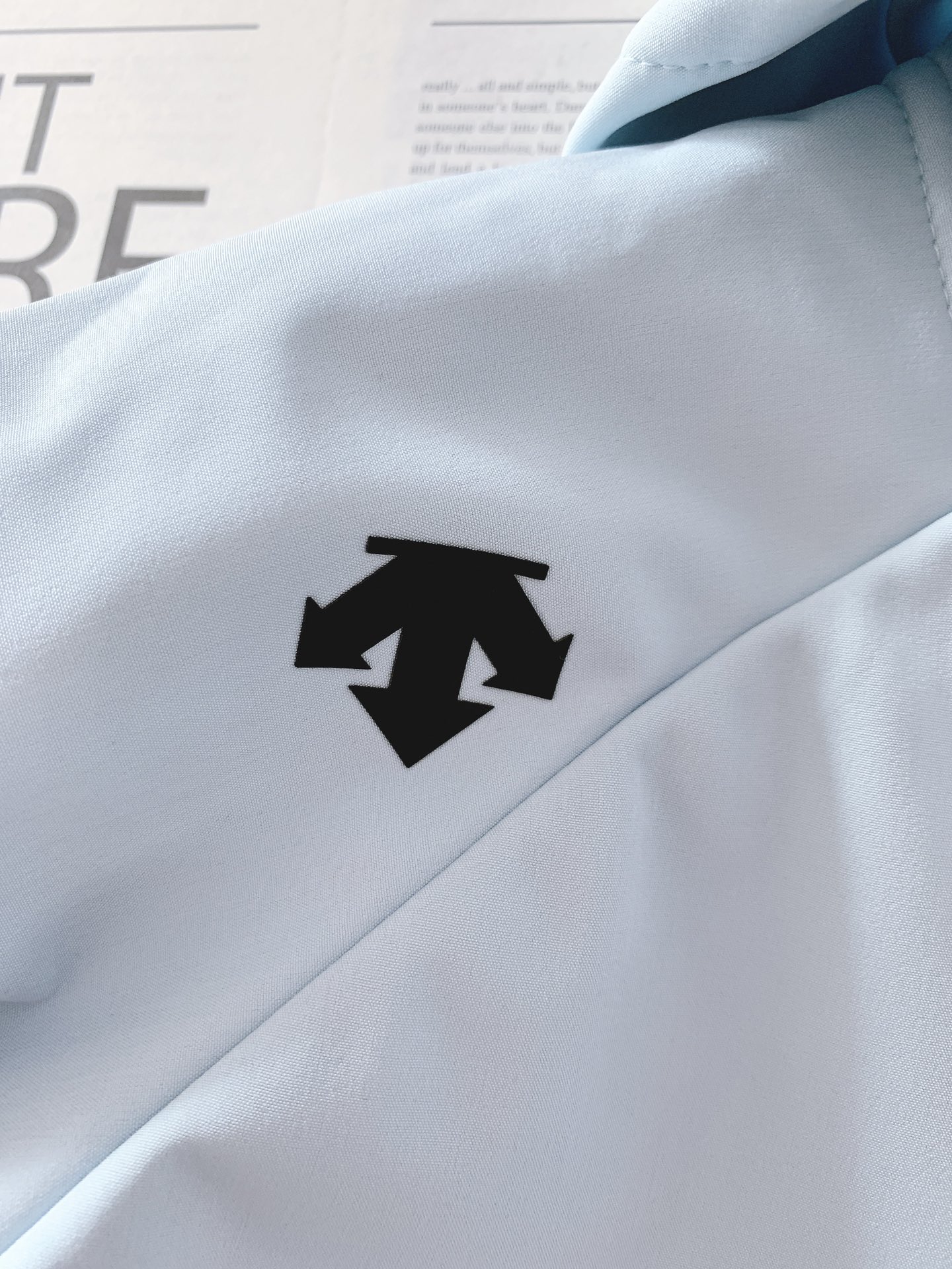 DESCENTE 迪桑特 软壳冲锋衣 专业运动与都市风格的「细节共生术」	•	面料科技：外层采用93%聚