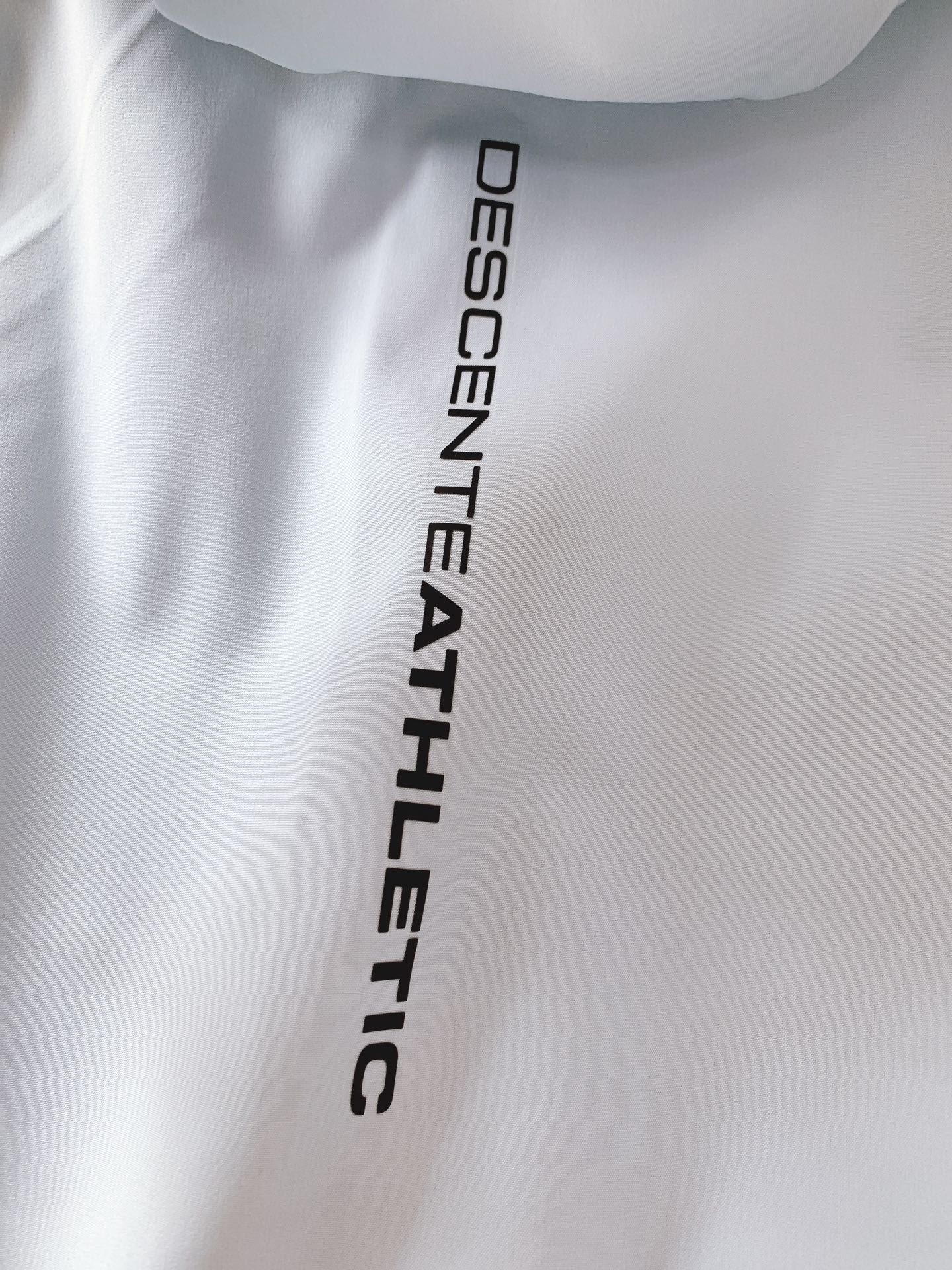 DESCENTE 迪桑特 软壳冲锋衣 专业运动与都市风格的「细节共生术」	•	面料科技：外层采用93%聚
