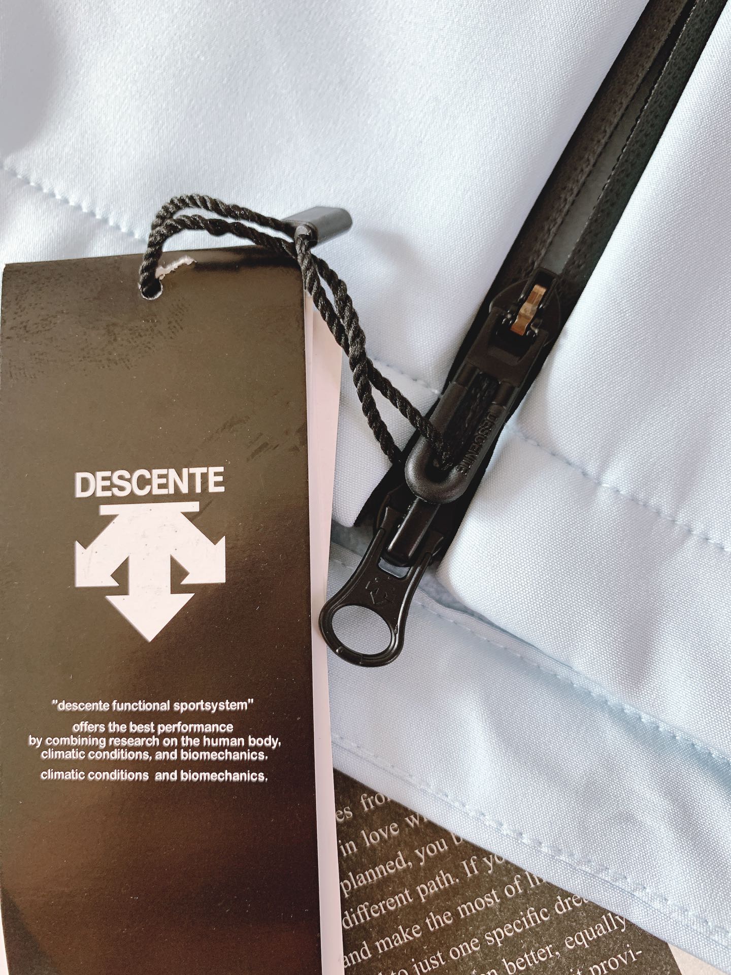 DESCENTE 迪桑特 软壳冲锋衣 专业运动与都市风格的「细节共生术」	•	面料科技：外层采用93%聚
