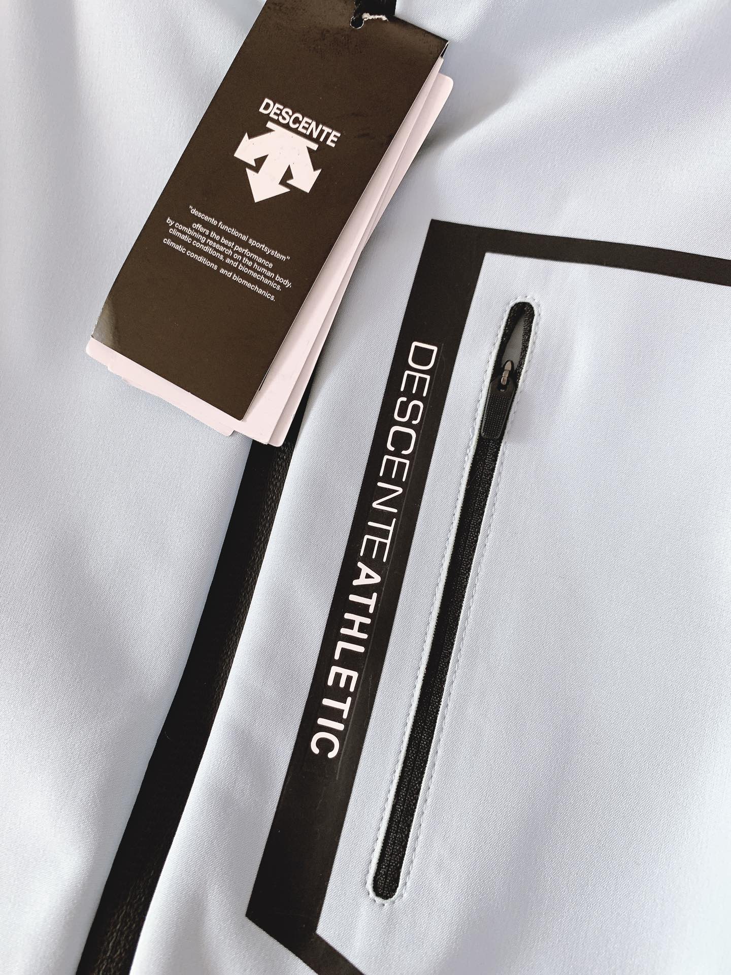 DESCENTE 迪桑特 软壳冲锋衣 专业运动与都市风格的「细节共生术」	•	面料科技：外层采用93%聚