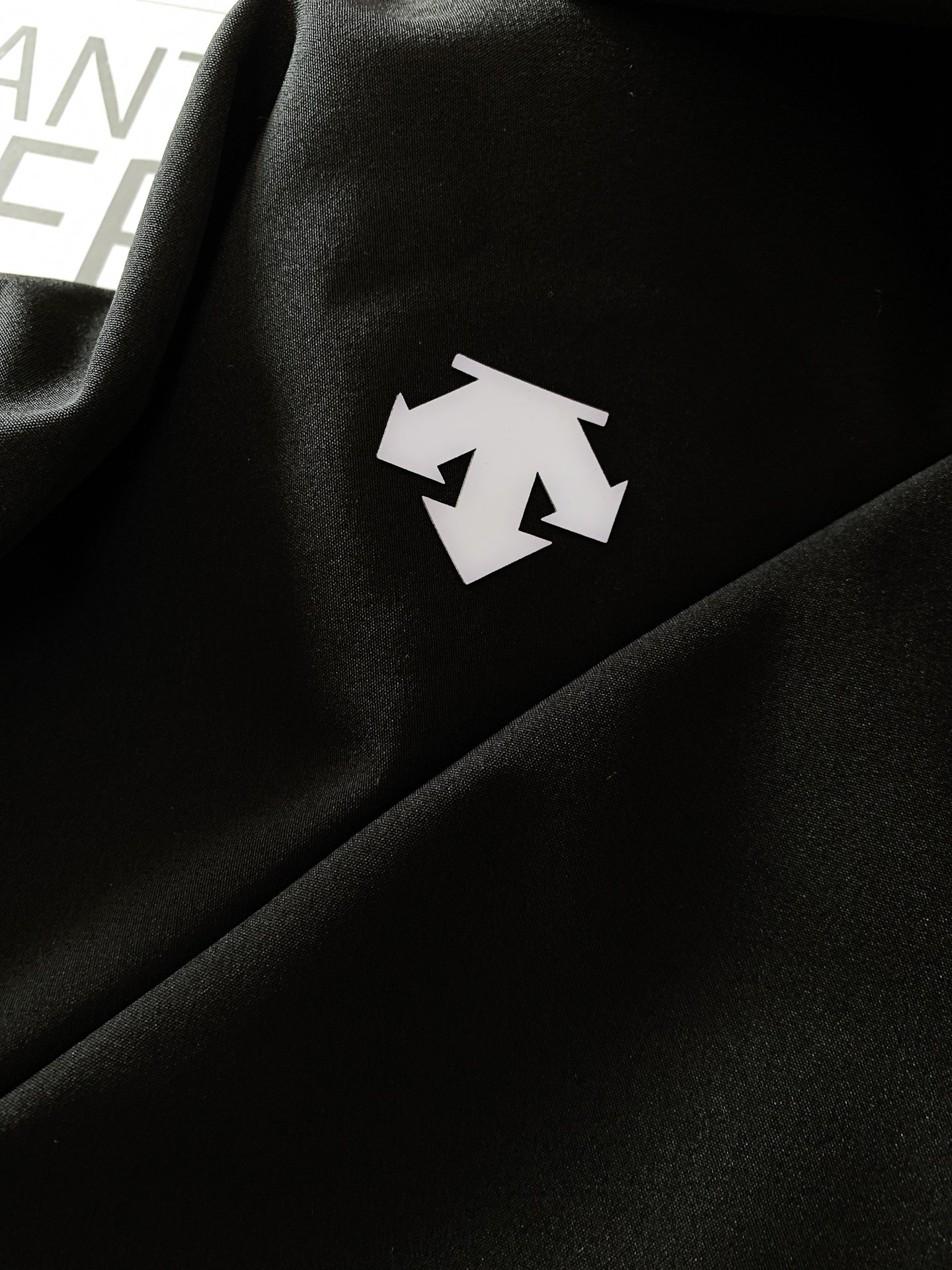 DESCENTE 迪桑特 软壳冲锋衣 专业运动与都市风格的「细节共生术」	•	面料科技：外层采用93%聚