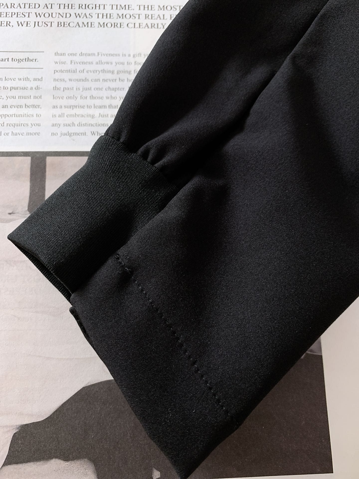 DESCENTE 迪桑特 软壳冲锋衣 专业运动与都市风格的「细节共生术」	•	面料科技：外层采用93%聚