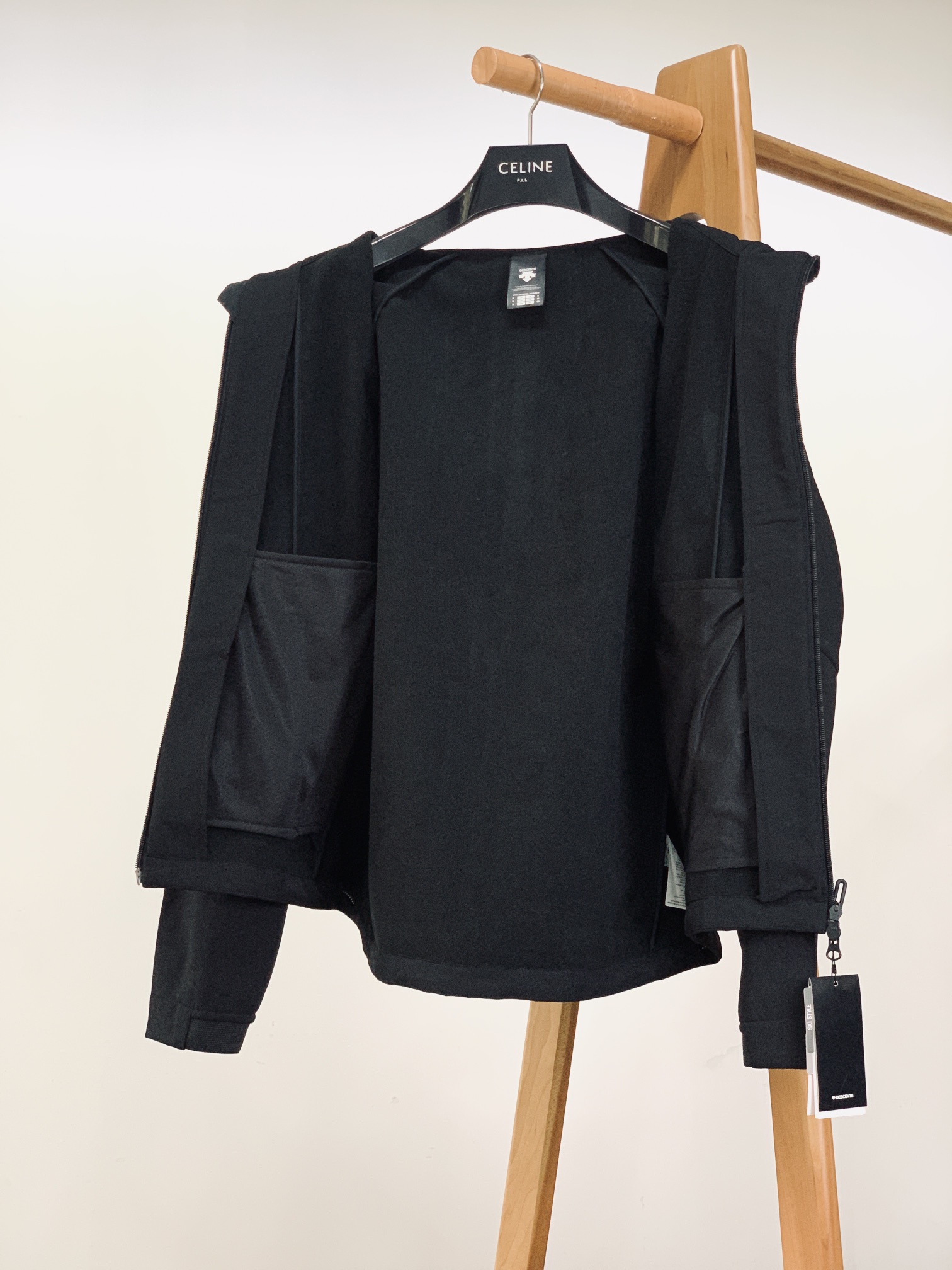 DESCENTE 迪桑特 软壳冲锋衣 专业运动与都市风格的「细节共生术」	•	面料科技：外层采用93%聚