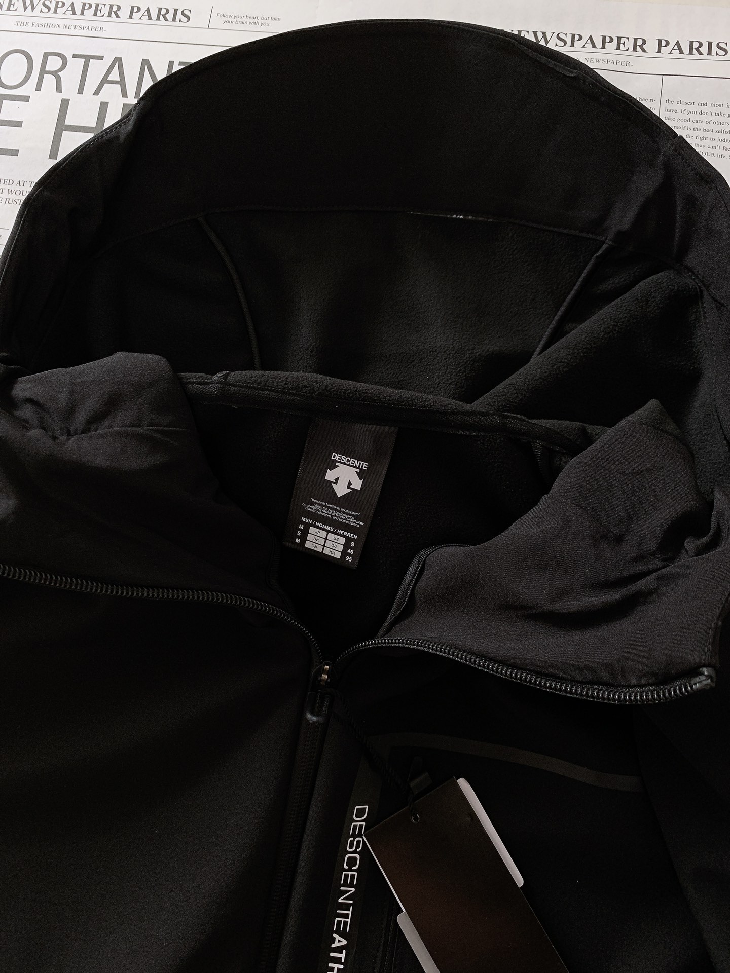 DESCENTE 迪桑特 软壳冲锋衣 专业运动与都市风格的「细节共生术」	•	面料科技：外层采用93%聚