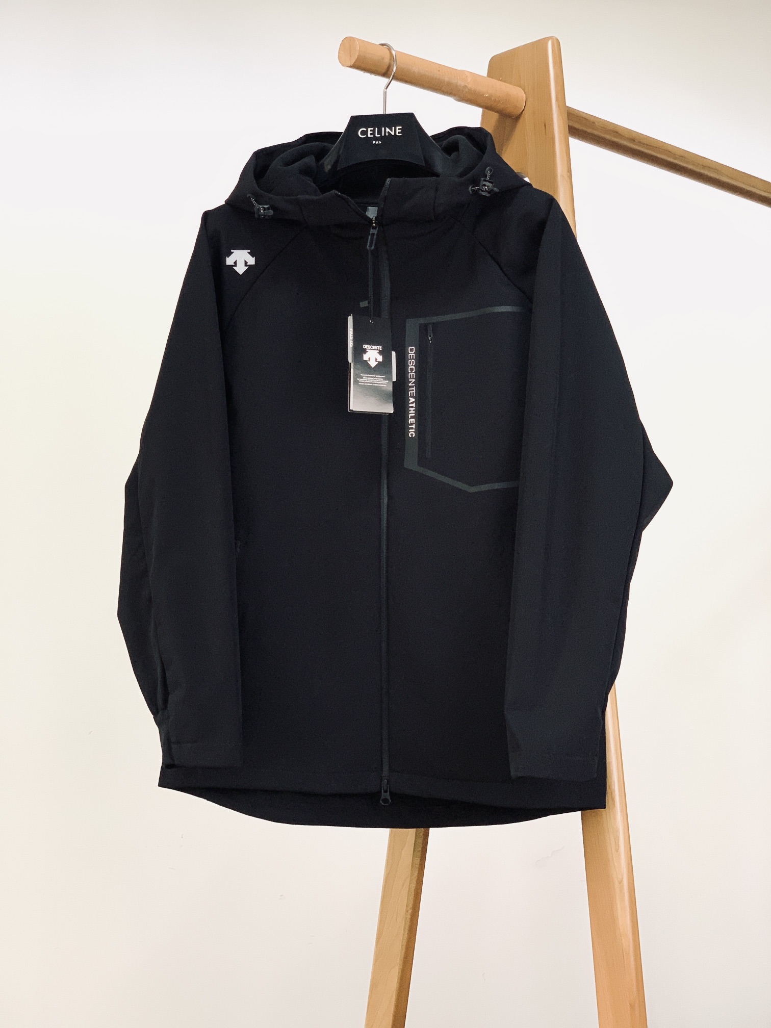 DESCENTE 迪桑特 软壳冲锋衣 专业运动与都市风格的「细节共生术」	•	面料科技：外层采用93%聚