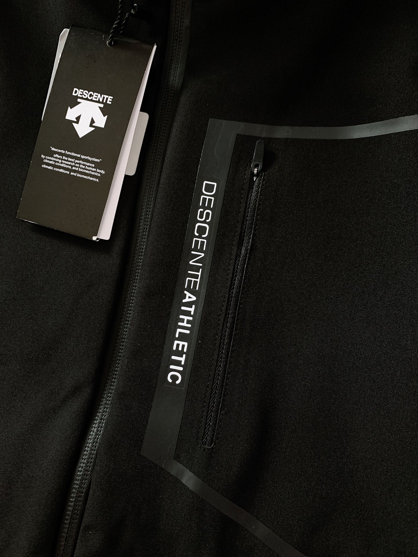 DESCENTE 迪桑特 软壳冲锋衣 专业运动与都市风格的「细节共生术」	•	面料科技：外层采用93%聚