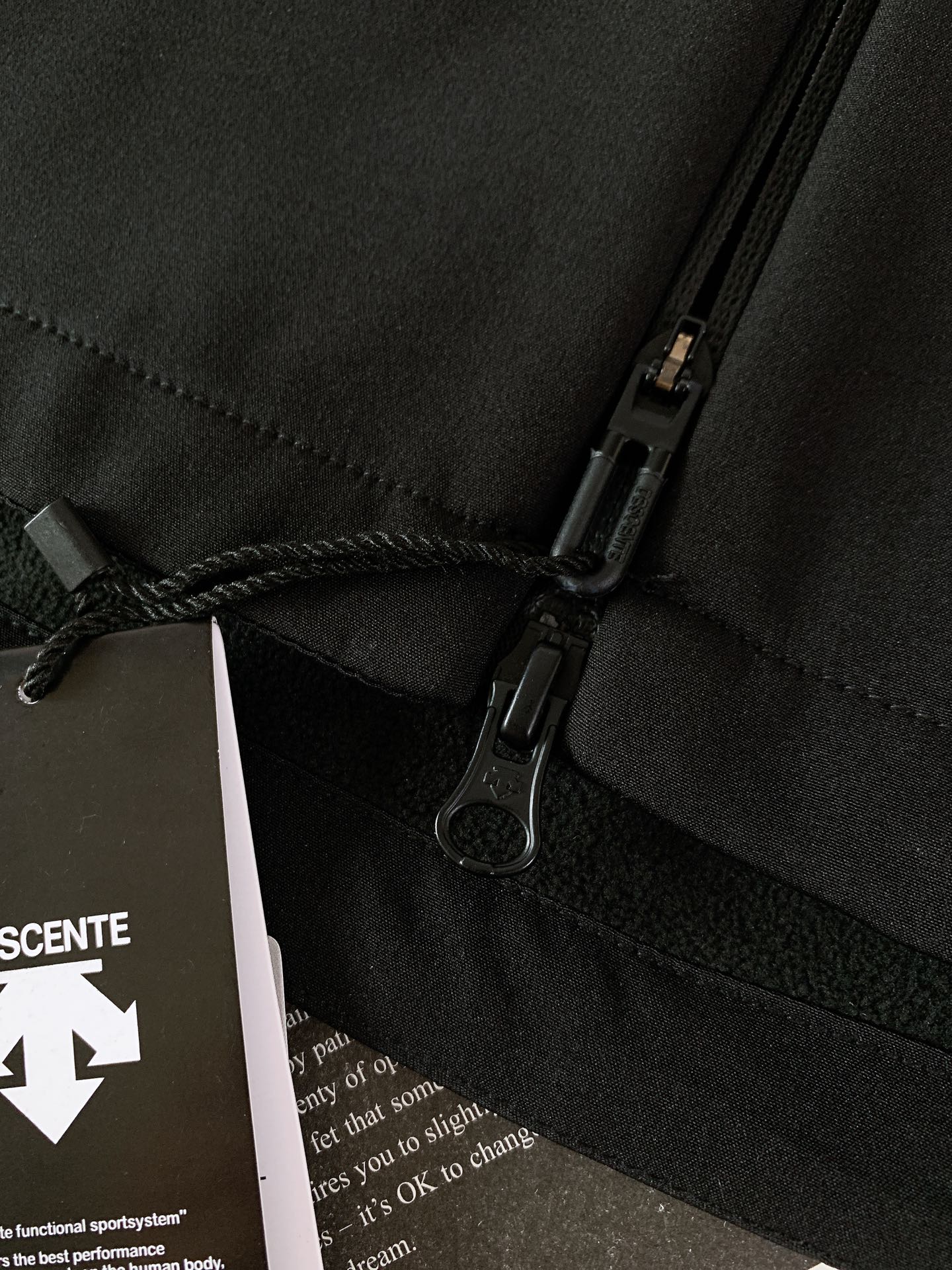 DESCENTE 迪桑特 软壳冲锋衣 专业运动与都市风格的「细节共生术」	•	面料科技：外层采用93%聚