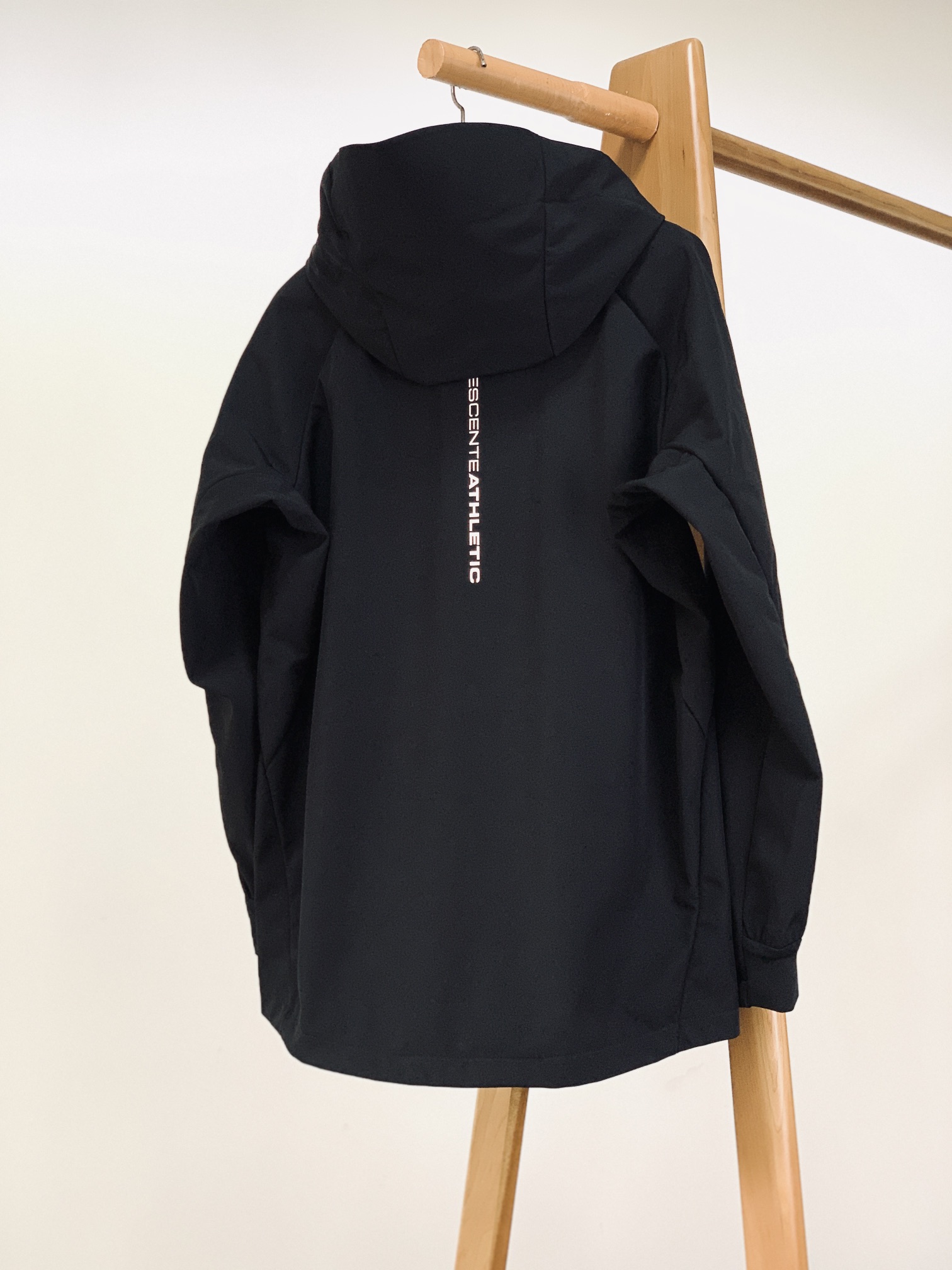 DESCENTE 迪桑特 软壳冲锋衣 专业运动与都市风格的「细节共生术」	•	面料科技：外层采用93%聚