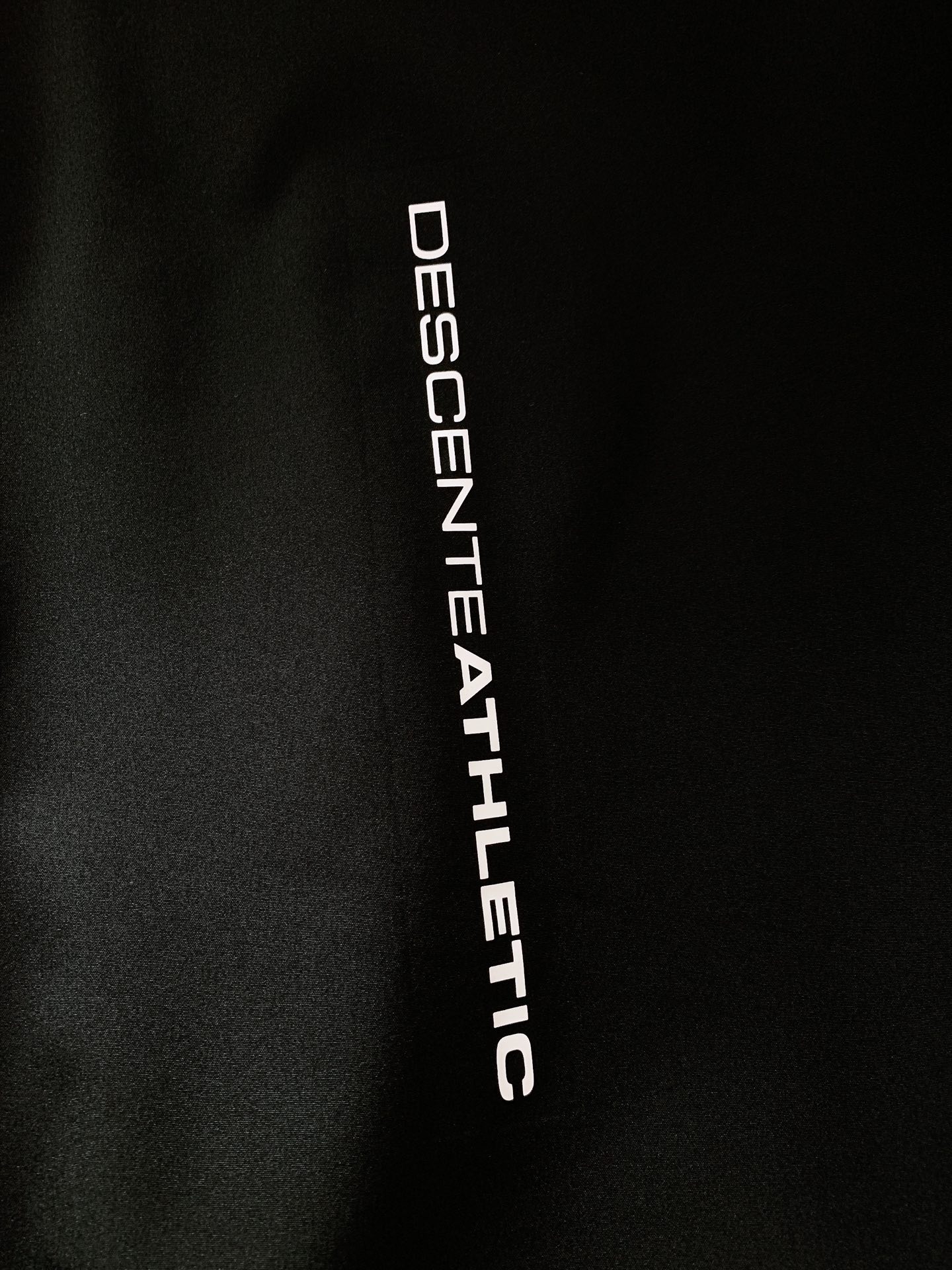 DESCENTE 迪桑特 软壳冲锋衣 专业运动与都市风格的「细节共生术」	•	面料科技：外层采用93%聚