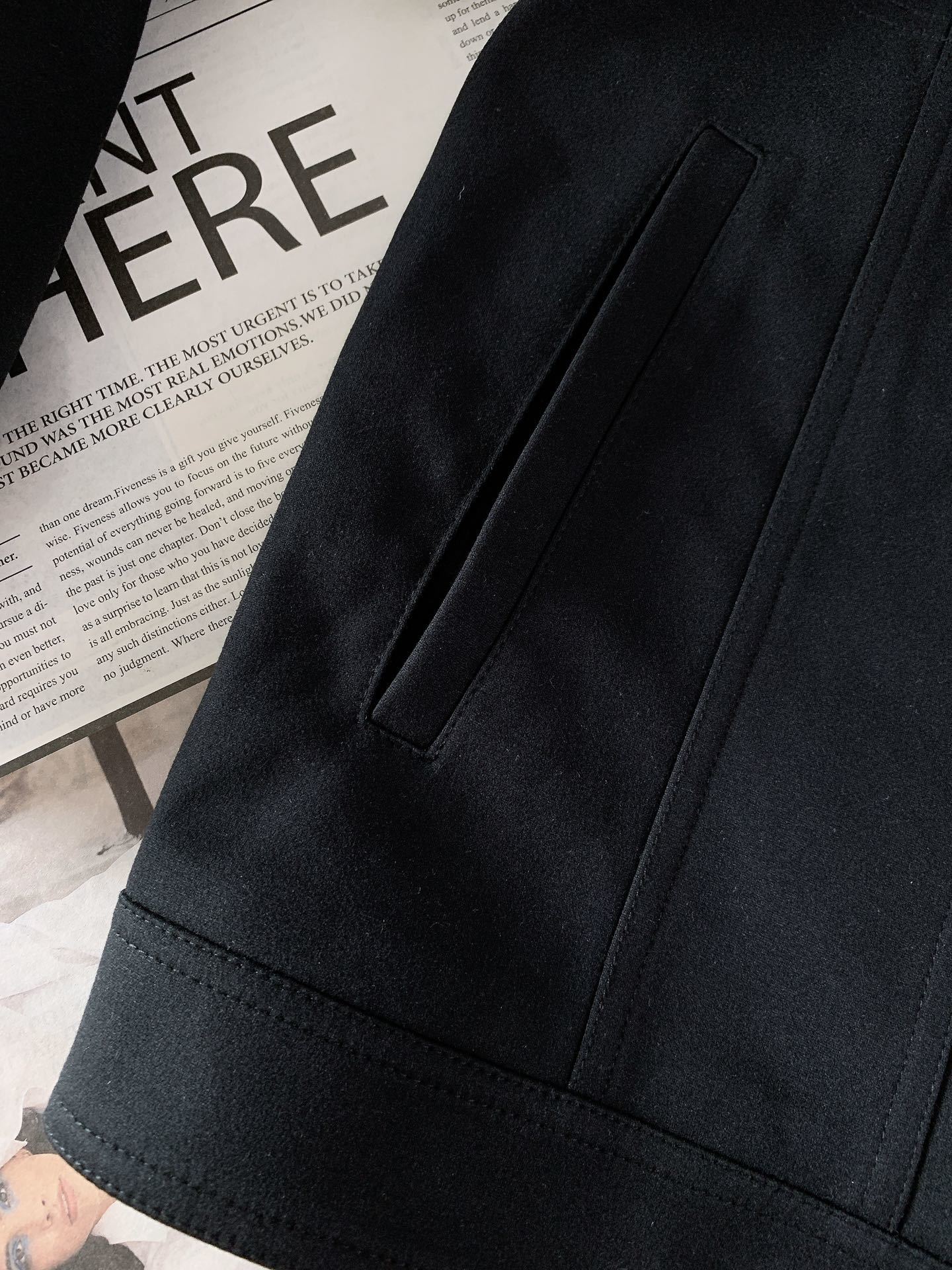 Kiton 奇顿 2025FW早秋新品 工装夹克外套,那不勒斯手工奢品的「细节偏执美学」•面料质感:面料