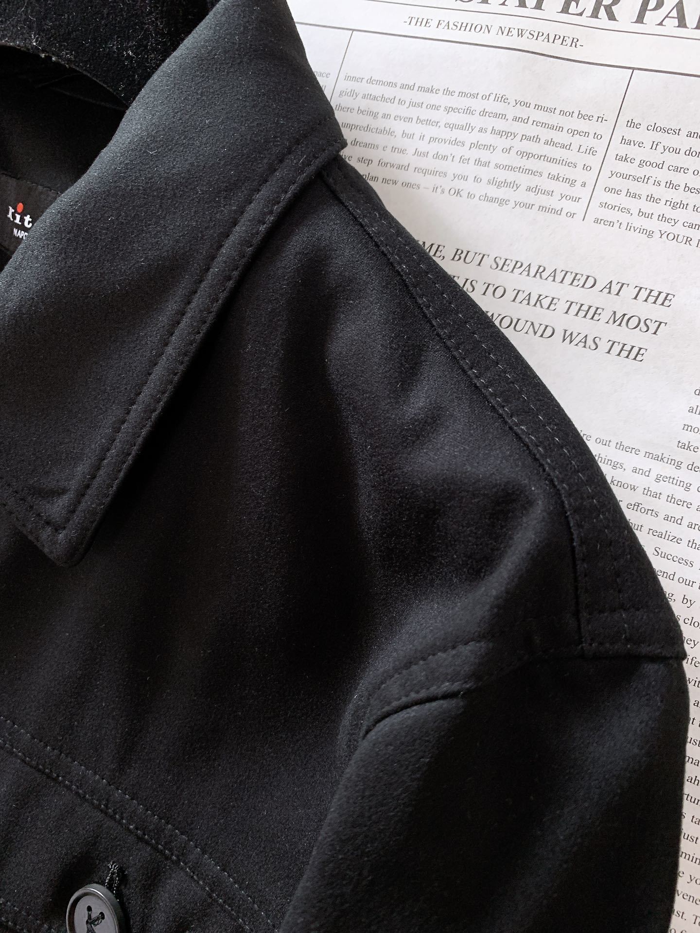 Kiton 奇顿 2025FW早秋新品 工装夹克外套,那不勒斯手工奢品的「细节偏执美学」•面料质感:面料
