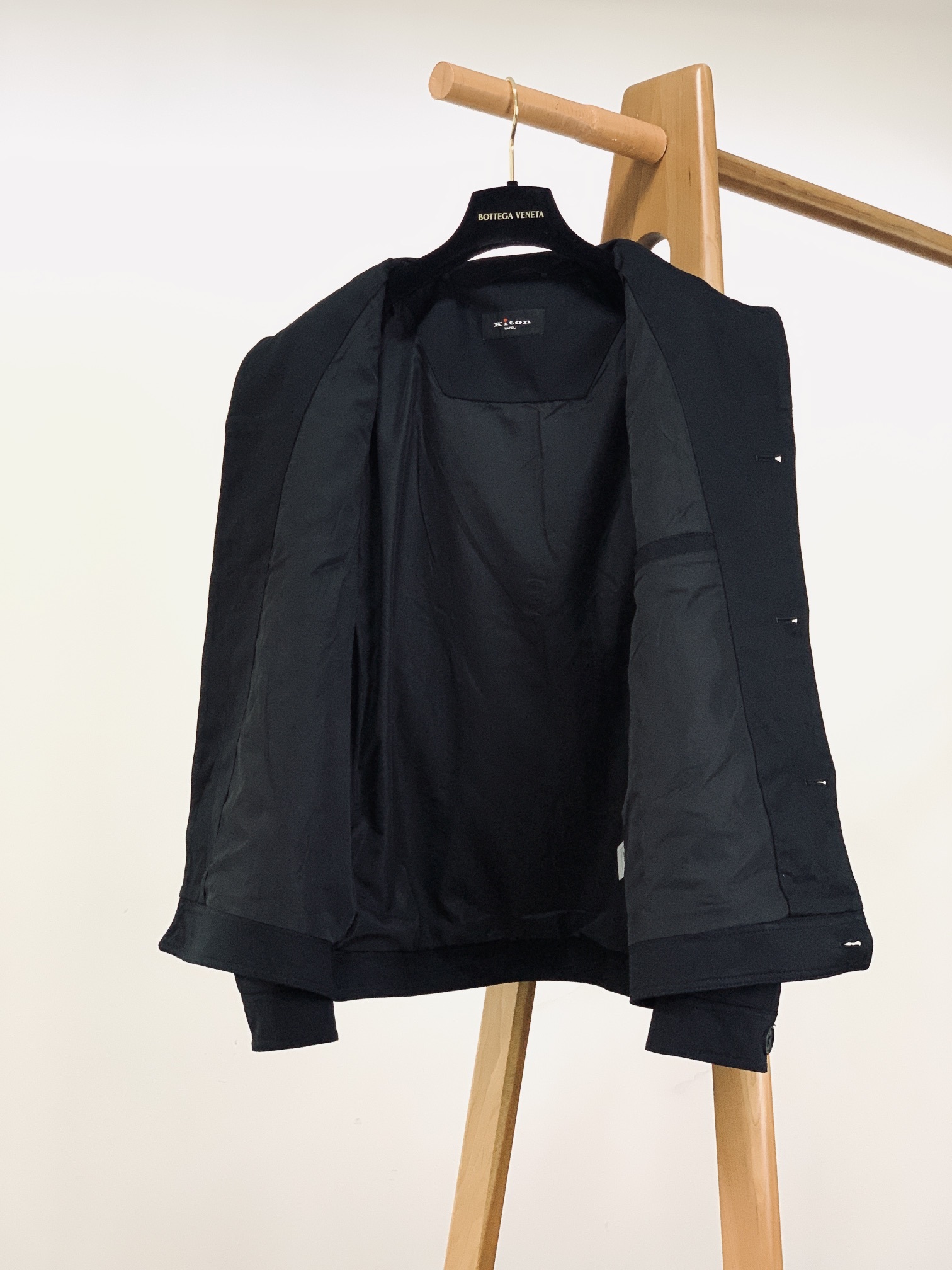 Kiton 奇顿 2025FW早秋新品 工装夹克外套,那不勒斯手工奢品的「细节偏执美学」•面料质感:面料