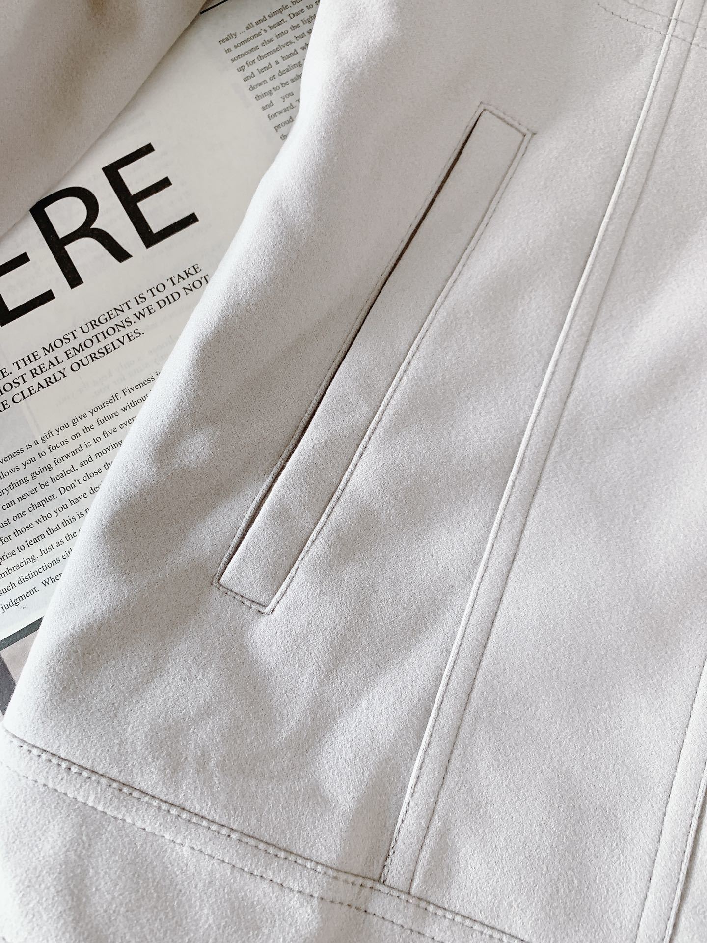 Kiton 奇顿 2025FW早秋新品 工装夹克外套,那不勒斯手工奢品的「细节偏执美学」•面料质感:面料