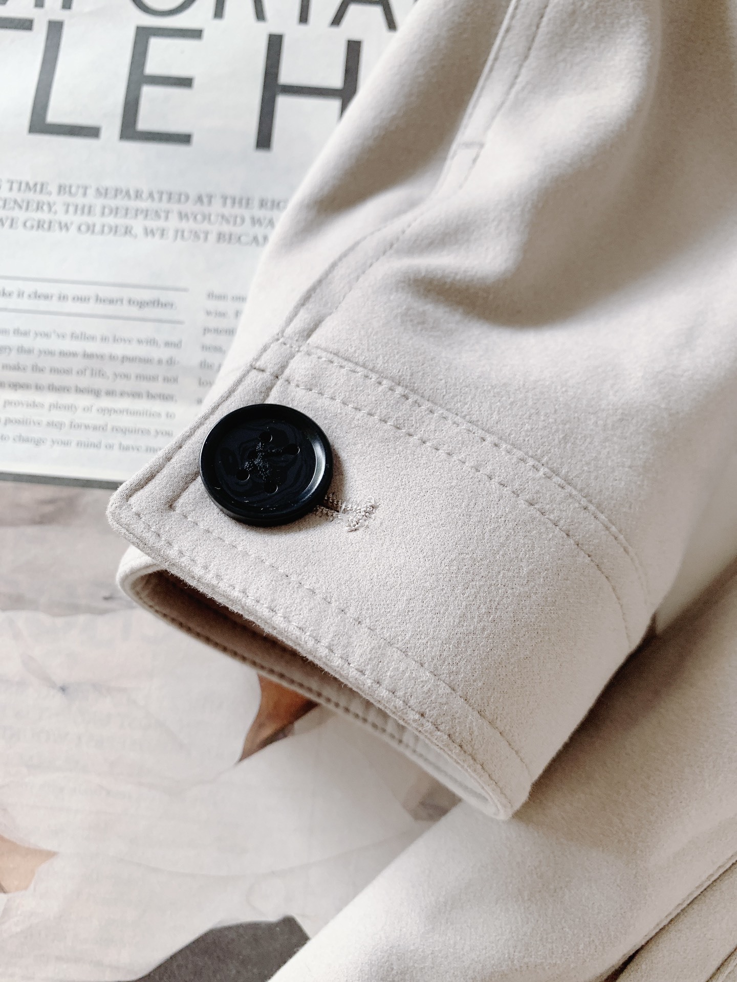 Kiton 奇顿 2025FW早秋新品 工装夹克外套,那不勒斯手工奢品的「细节偏执美学」•面料质感:面料