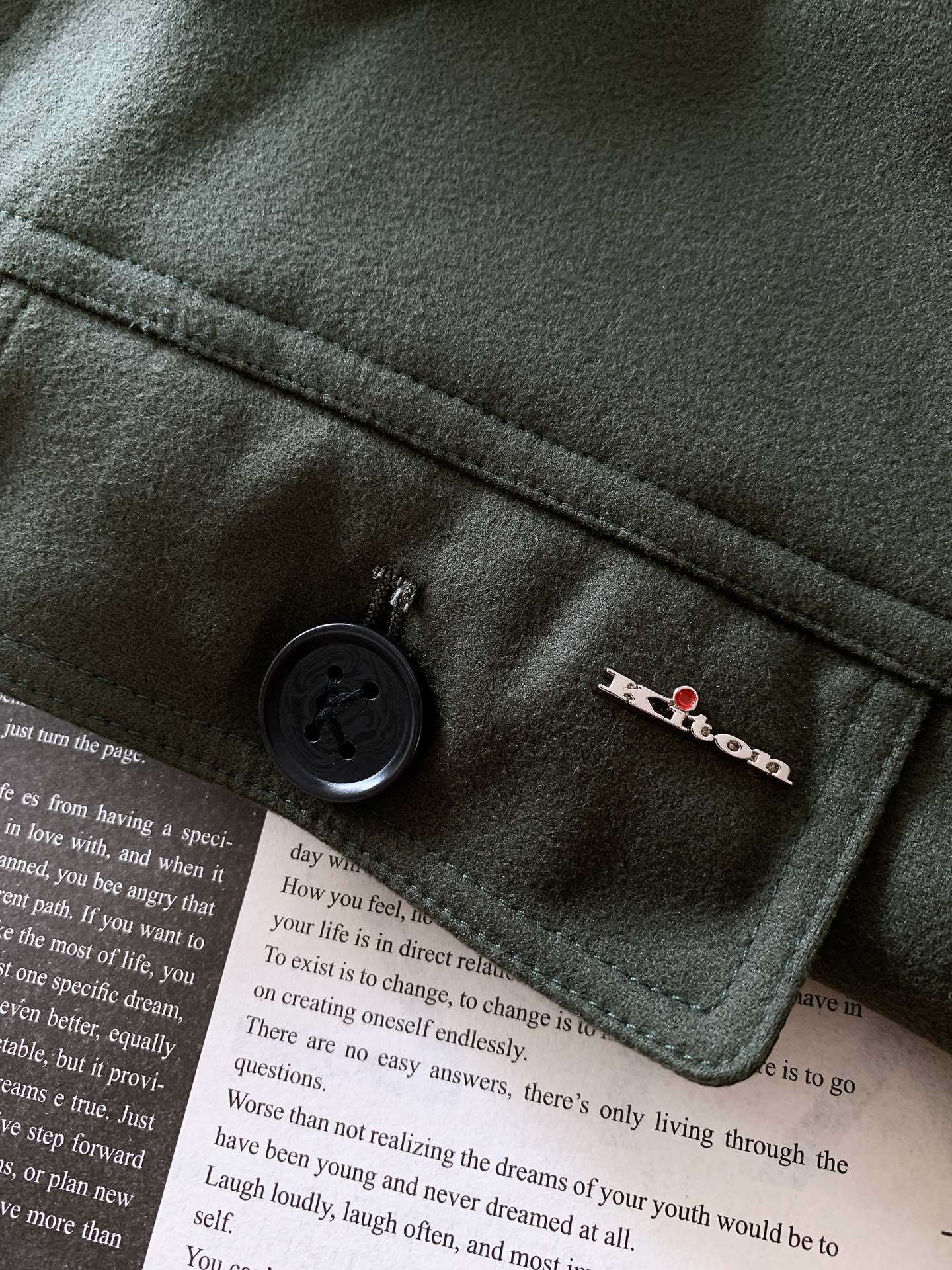 Kiton 奇顿 2025FW早秋新品 工装夹克外套,那不勒斯手工奢品的「细节偏执美学」•面料质感:面料