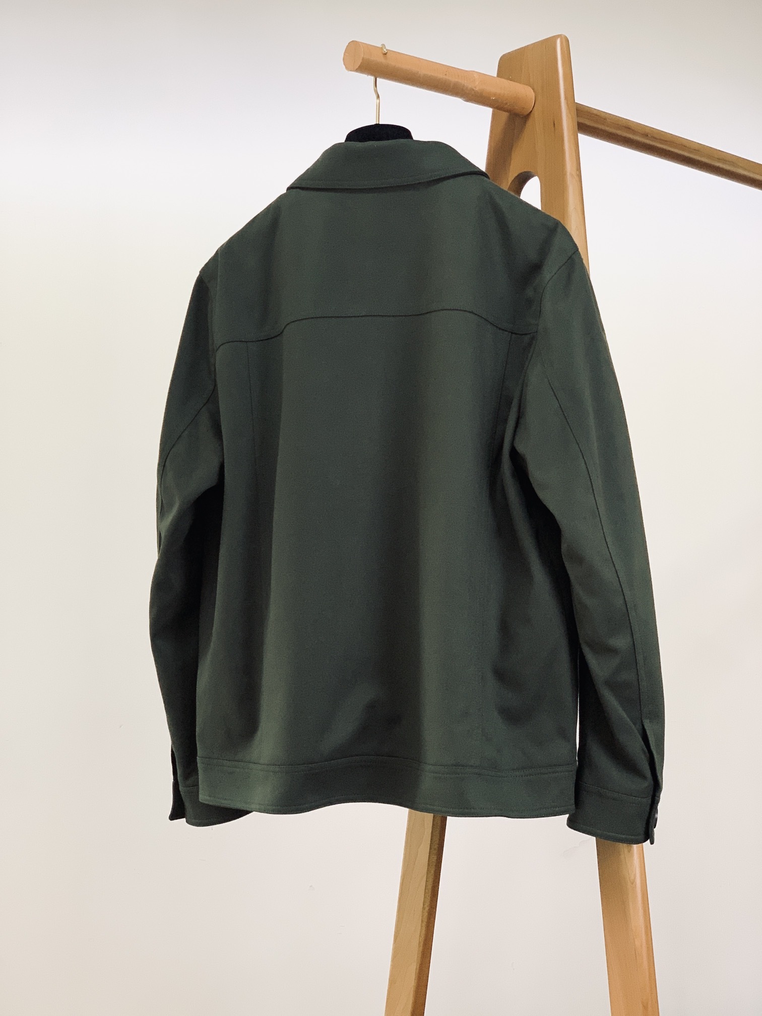 Kiton 奇顿 2025FW早秋新品 工装夹克外套,那不勒斯手工奢品的「细节偏执美学」•面料质感:面料