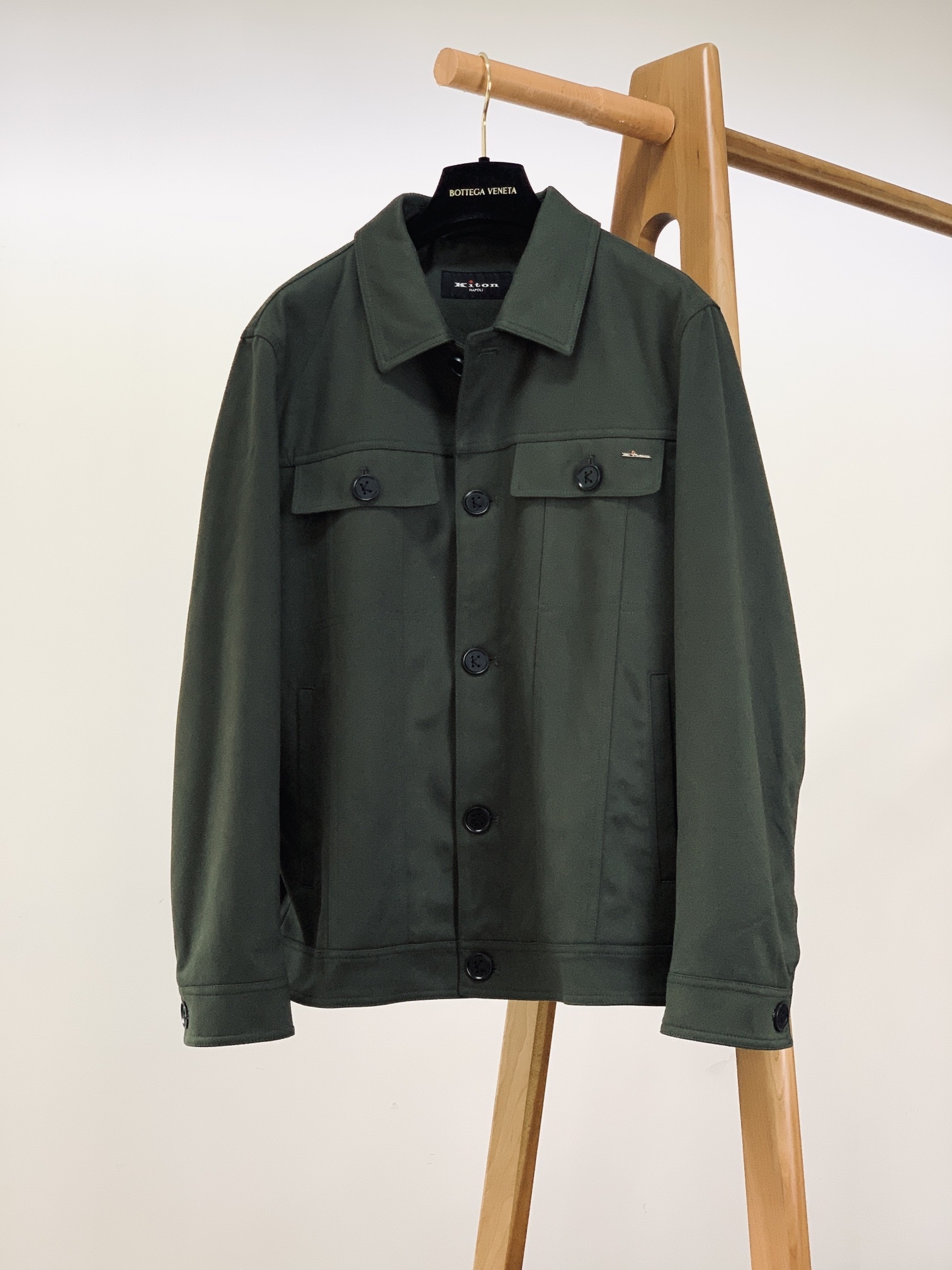 Kiton 奇顿 2025FW早秋新品 工装夹克外套,那不勒斯手工奢品的「细节偏执美学」•面料质感:面料