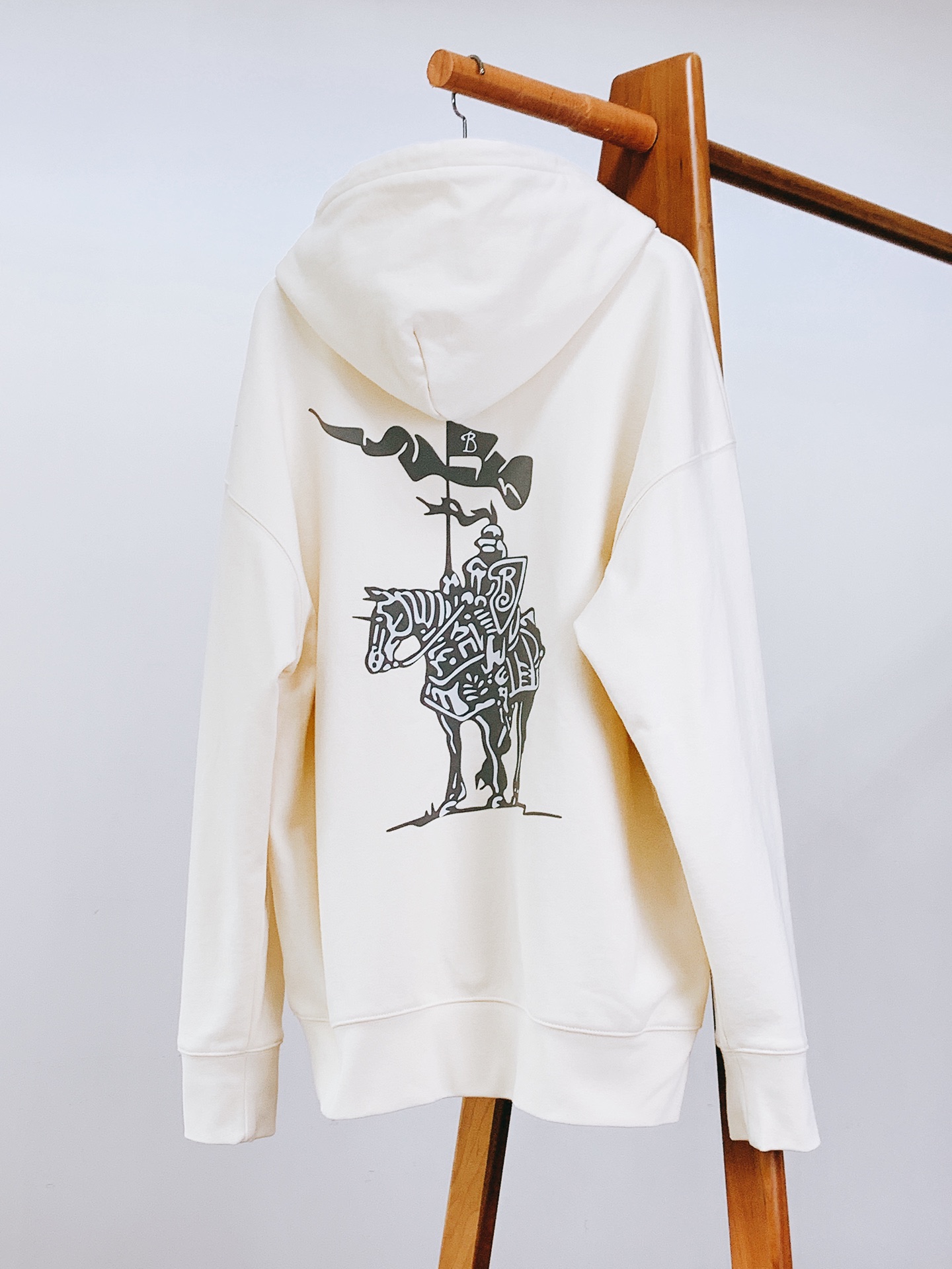 Burberry 巴宝莉 2025FW早秋新品 休闲连帽卫衣｜英伦奢潮的「骑士风格图鉴」色彩主调高级简约