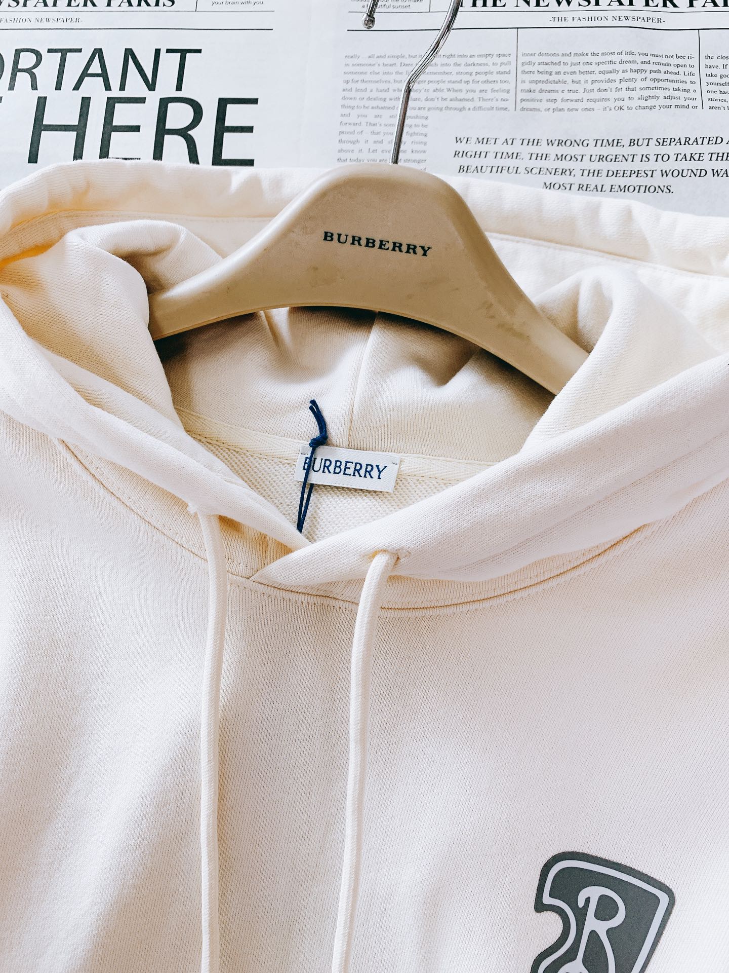 Burberry 巴宝莉 2025FW早秋新品 休闲连帽卫衣｜英伦奢潮的「骑士风格图鉴」色彩主调高级简约
