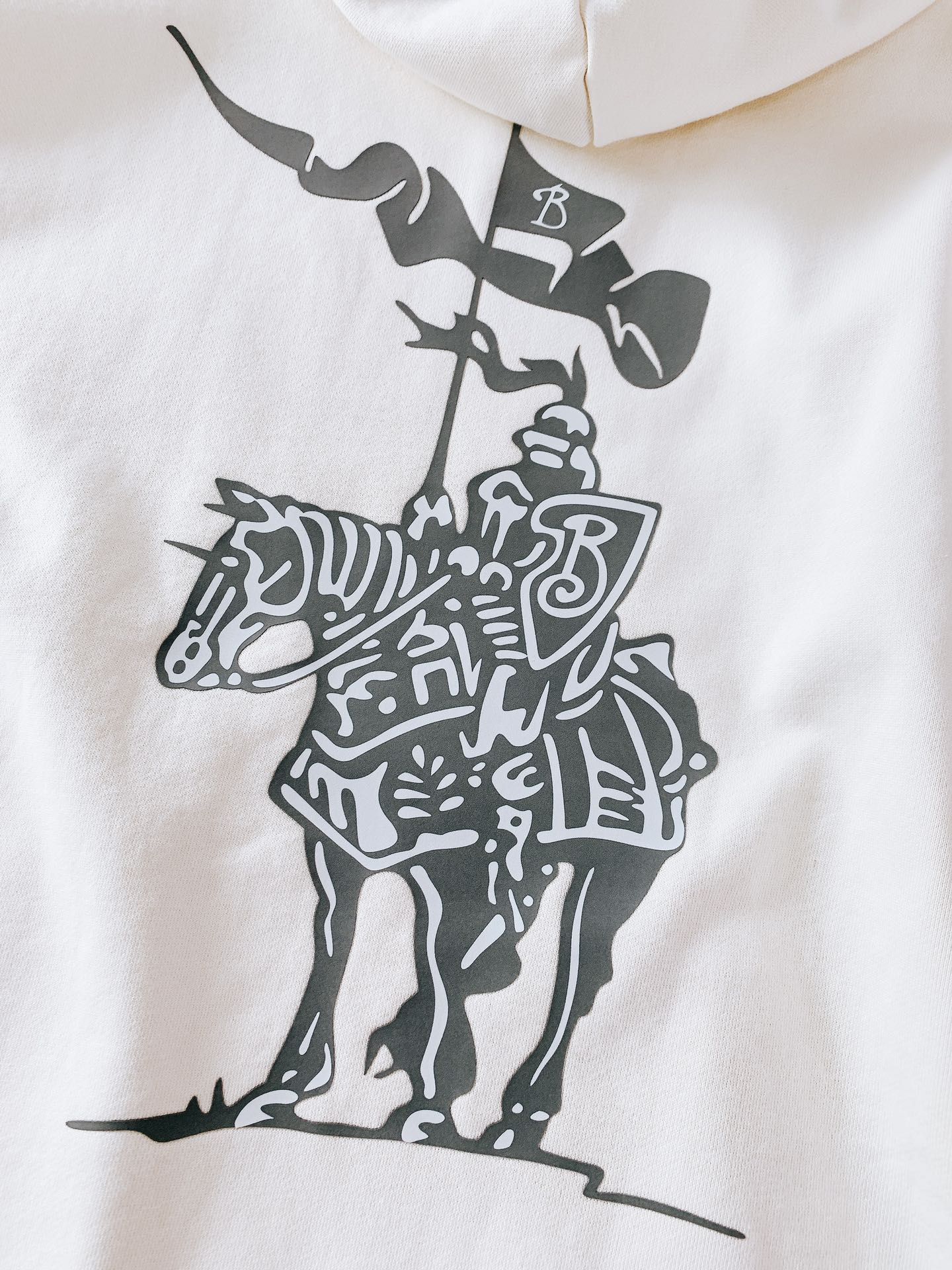 Burberry 巴宝莉 2025FW早秋新品 休闲连帽卫衣｜英伦奢潮的「骑士风格图鉴」色彩主调高级简约