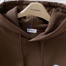 Burberry 巴宝莉 2025FW早秋新品 休闲连帽卫衣|英伦奢潮的「骑士风格图鉴」色彩主调高级简约 Burberry 巴宝莉 2025FW早秋新品 休闲连帽卫衣|英伦奢潮的「骑士风格图鉴」色彩主调高级简约