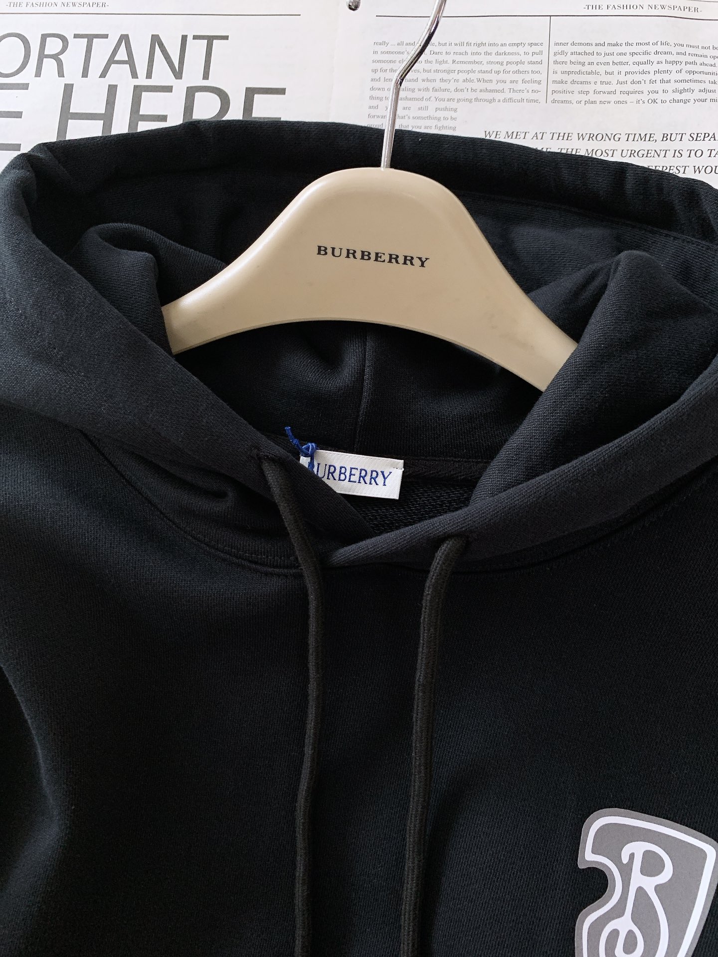 Burberry 巴宝莉 2025FW早秋新品 休闲连帽卫衣｜英伦奢潮的「骑士风格图鉴」色彩主调高级简约