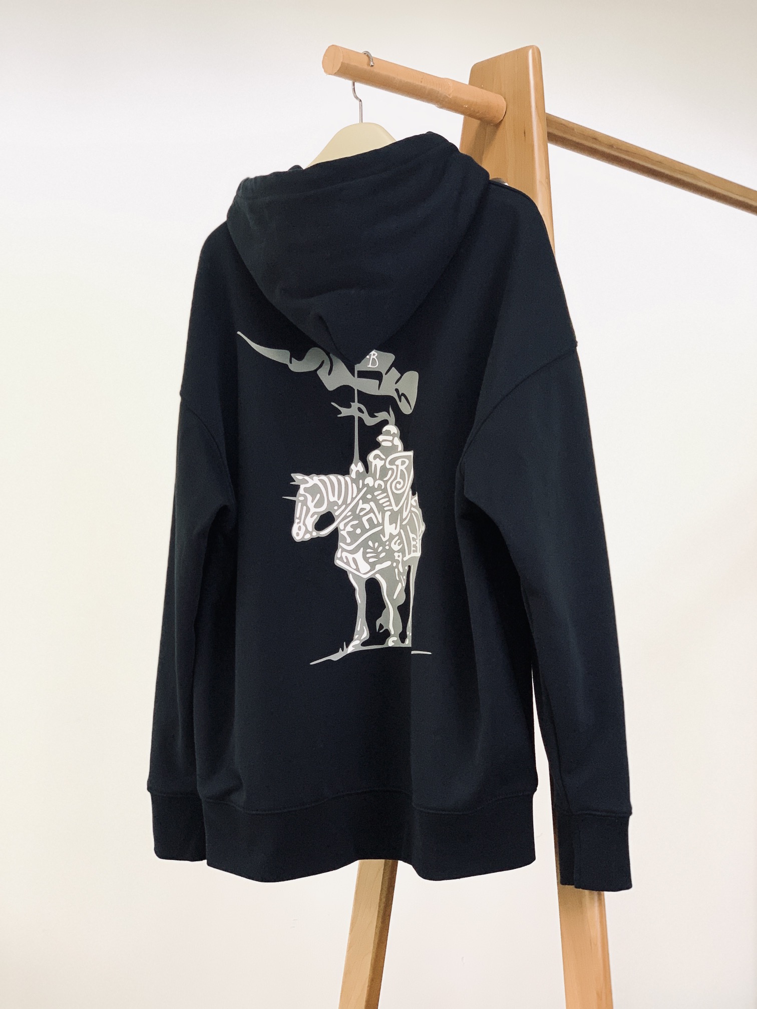 Burberry 巴宝莉 2025FW早秋新品 休闲连帽卫衣｜英伦奢潮的「骑士风格图鉴」色彩主调高级简约