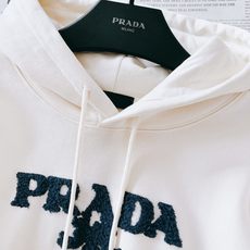 Prada 普拉达 2025FW早秋新品 休闲连帽卫衣|米兰奢潮的「街头质感宣言」色彩主调简约大气,胸前 Prada 普拉达 2025FW早秋新品 休闲连帽卫衣|米兰奢潮的「街头质感宣言」色彩主调简约大气,胸前