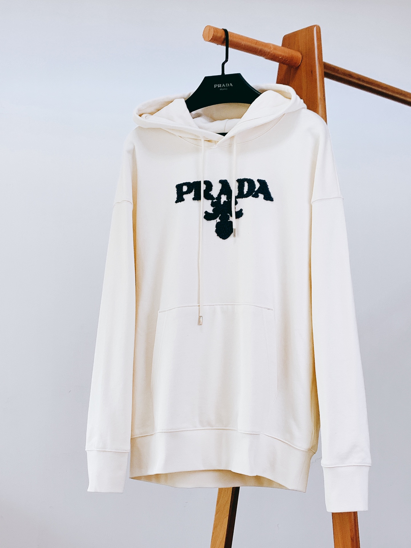 Prada 普拉达 2025FW早秋新品 休闲连帽卫衣｜米兰奢潮的「街头质感宣言」色彩主调简约大气，胸前