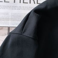 Prada 普拉达 2025FW早秋新品 休闲连帽卫衣|米兰奢潮的「街头质感宣言」色彩主调简约大气,胸前 Prada 普拉达 2025FW早秋新品 休闲连帽卫衣|米兰奢潮的「街头质感宣言」色彩主调简约大气,胸前