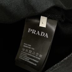 Prada 普拉达 2025FW早秋新品 休闲连帽卫衣|米兰奢潮的「街头质感宣言」色彩主调简约大气,胸前 Prada 普拉达 2025FW早秋新品 休闲连帽卫衣|米兰奢潮的「街头质感宣言」色彩主调简约大气,胸前