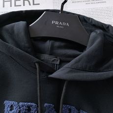 Prada 普拉达 2025FW早秋新品 休闲连帽卫衣|米兰奢潮的「街头质感宣言」色彩主调简约大气,胸前 Prada 普拉达 2025FW早秋新品 休闲连帽卫衣|米兰奢潮的「街头质感宣言」色彩主调简约大气,胸前