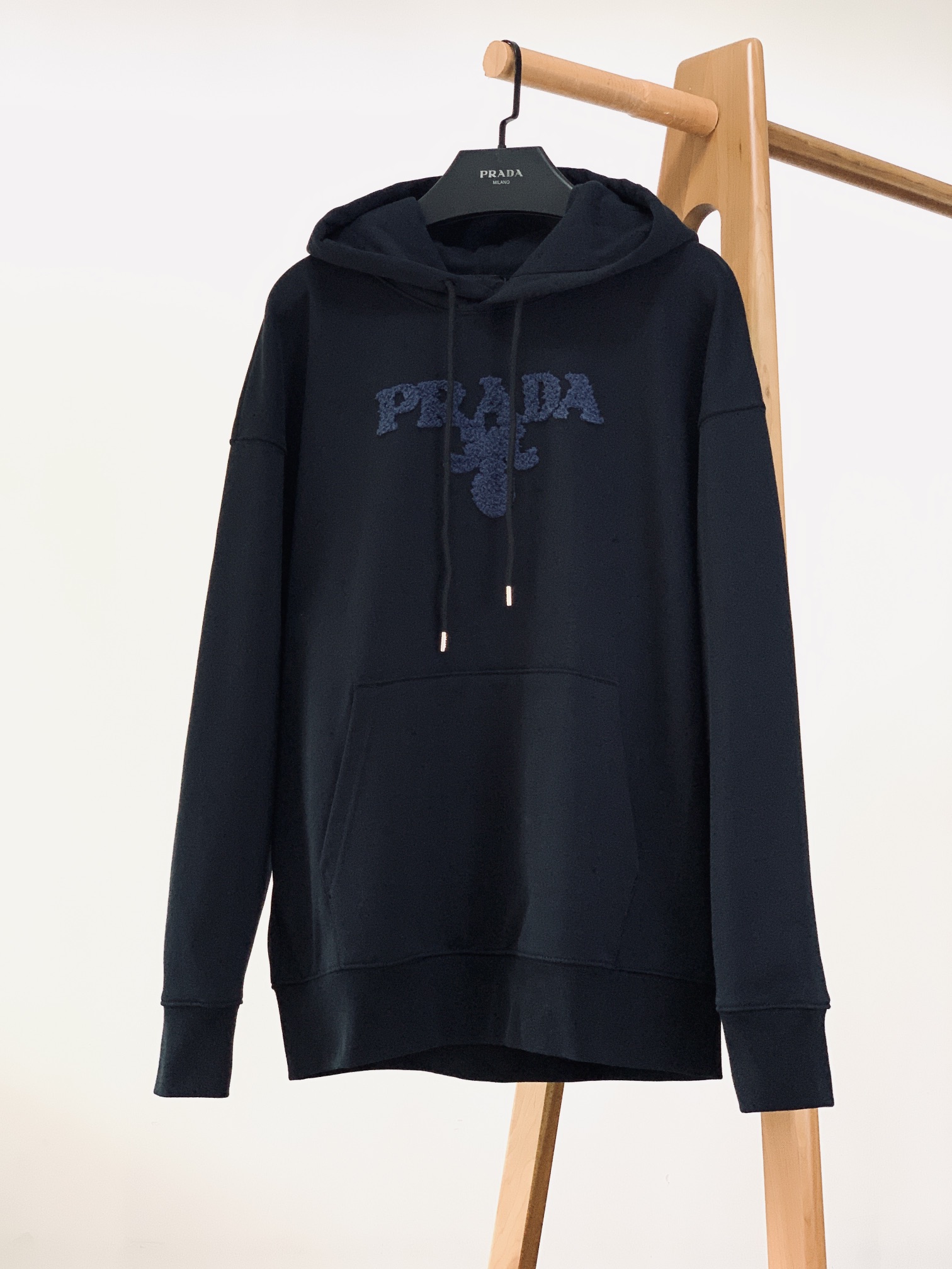 Prada 普拉达 2025FW早秋新品 休闲连帽卫衣｜米兰奢潮的「街头质感宣言」色彩主调简约大气，胸前
