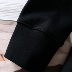 Prada 普拉达 2025FW早秋新品 休闲连帽卫衣|米兰奢潮的「街头质感宣言」色彩主调简约大气,胸前 Prada 普拉达 2025FW早秋新品 休闲连帽卫衣|米兰奢潮的「街头质感宣言」色彩主调简约大气,胸前