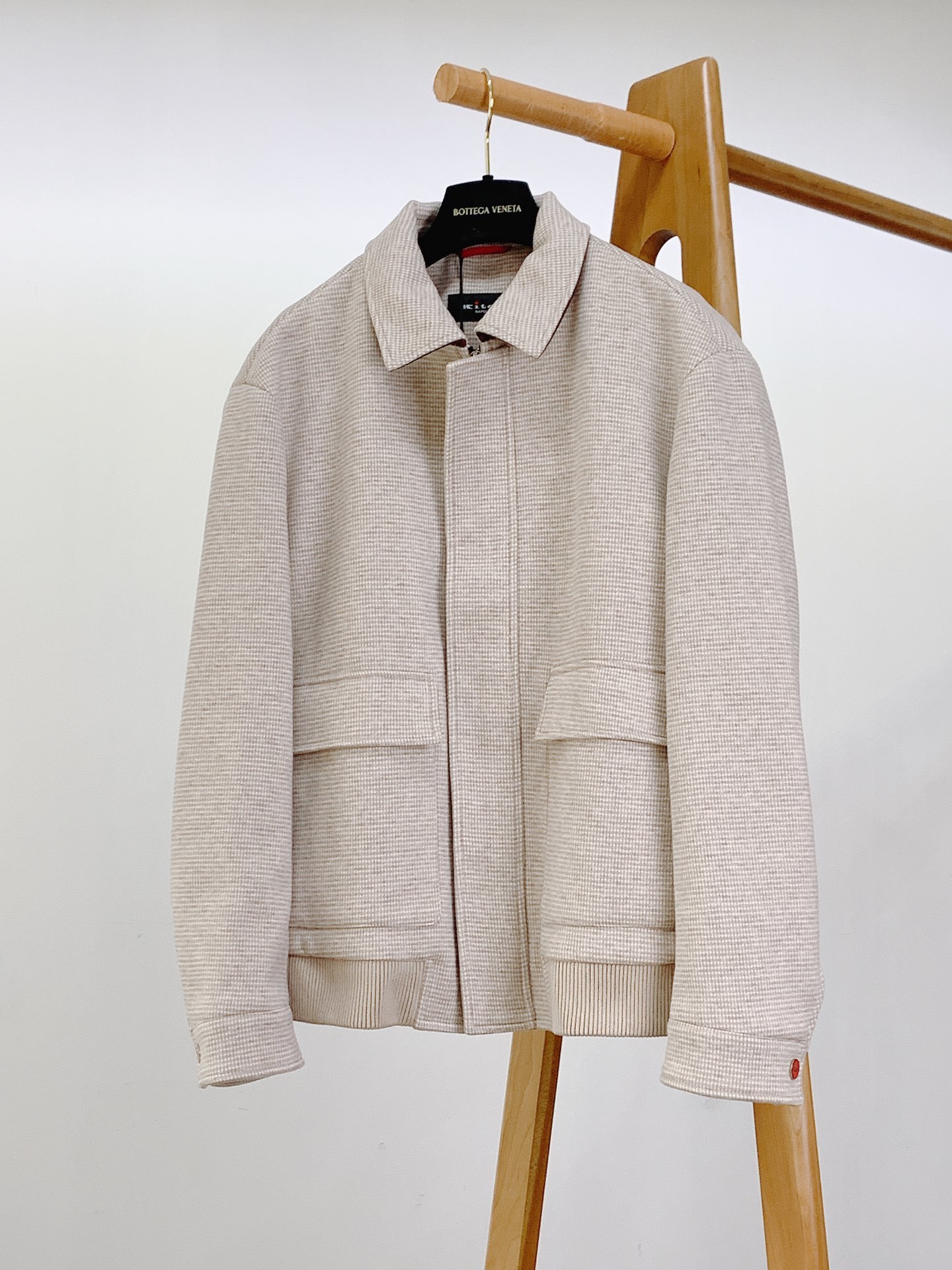 Kiton 奇顿 2025FW秋冬新品 千鸟格毛呢夹克。选用细腻毛呢面料,千鸟格纹在深灰与米杏双色间流转