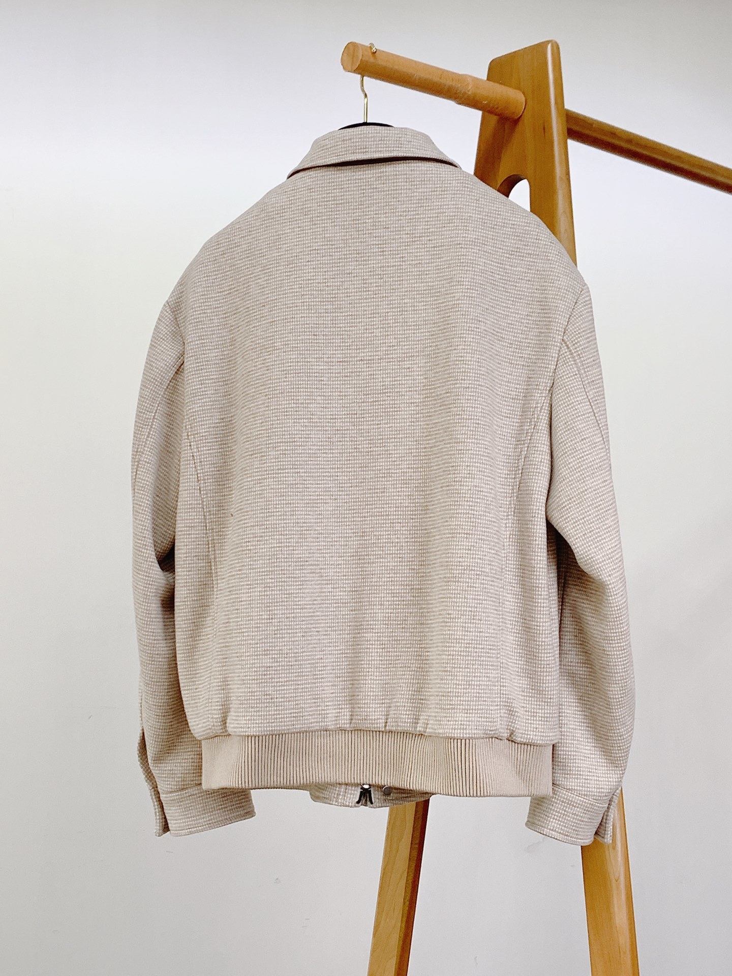 Kiton 奇顿 2025FW秋冬新品 千鸟格毛呢夹克。选用细腻毛呢面料,千鸟格纹在深灰与米杏双色间流转