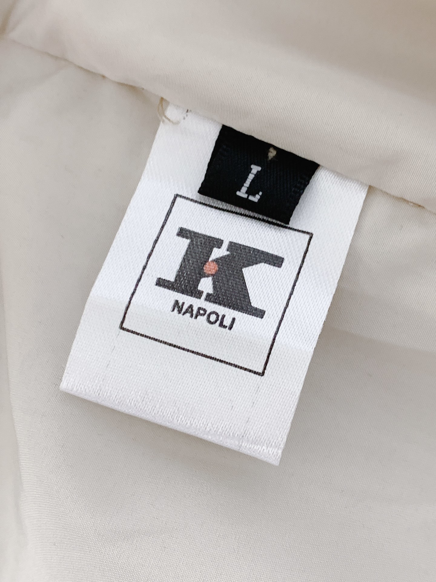 Kiton 奇顿 2025FW秋冬新品 千鸟格毛呢夹克。选用细腻毛呢面料,千鸟格纹在深灰与米杏双色间流转