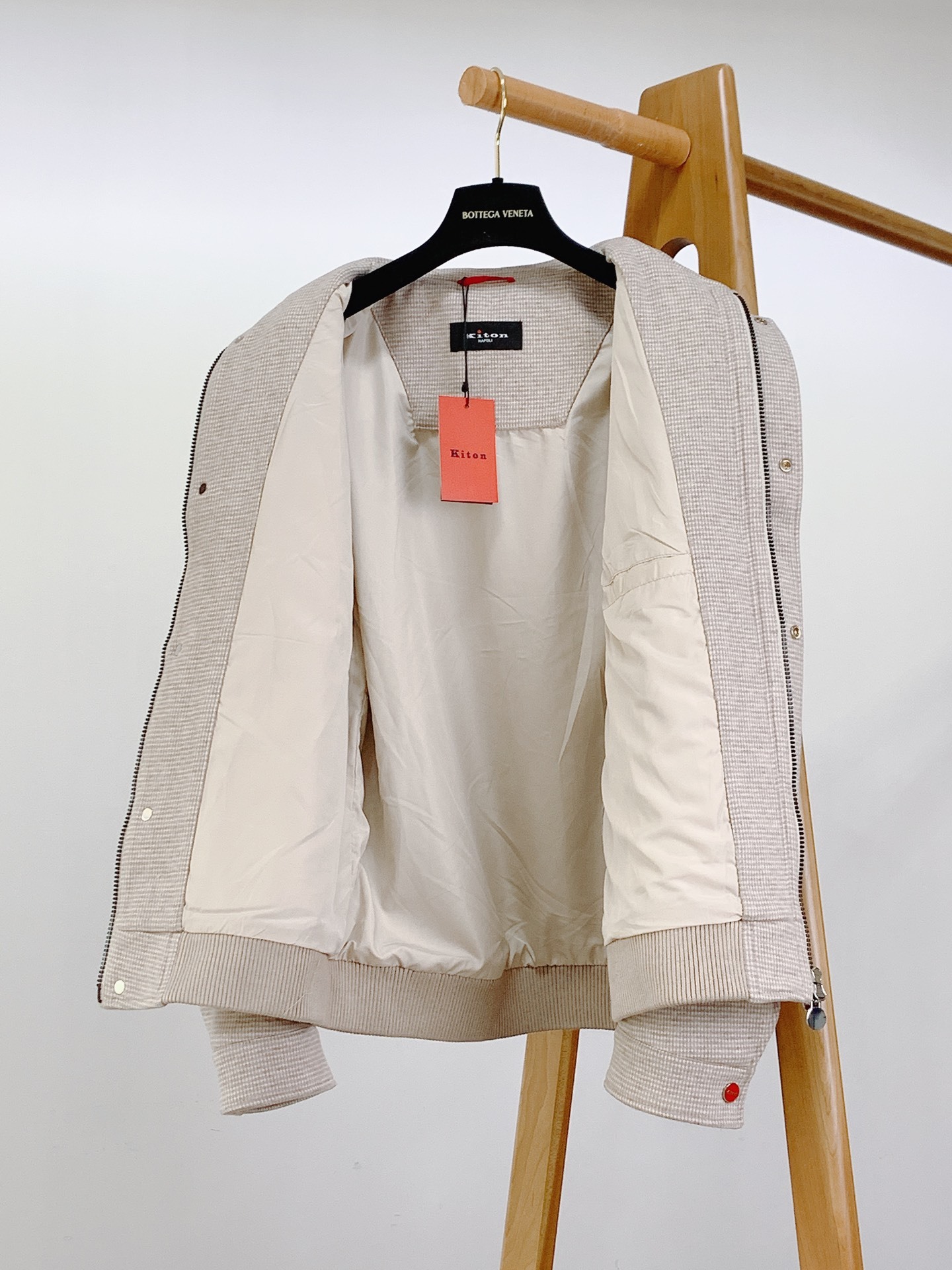 Kiton 奇顿 2025FW秋冬新品 千鸟格毛呢夹克。选用细腻毛呢面料,千鸟格纹在深灰与米杏双色间流转