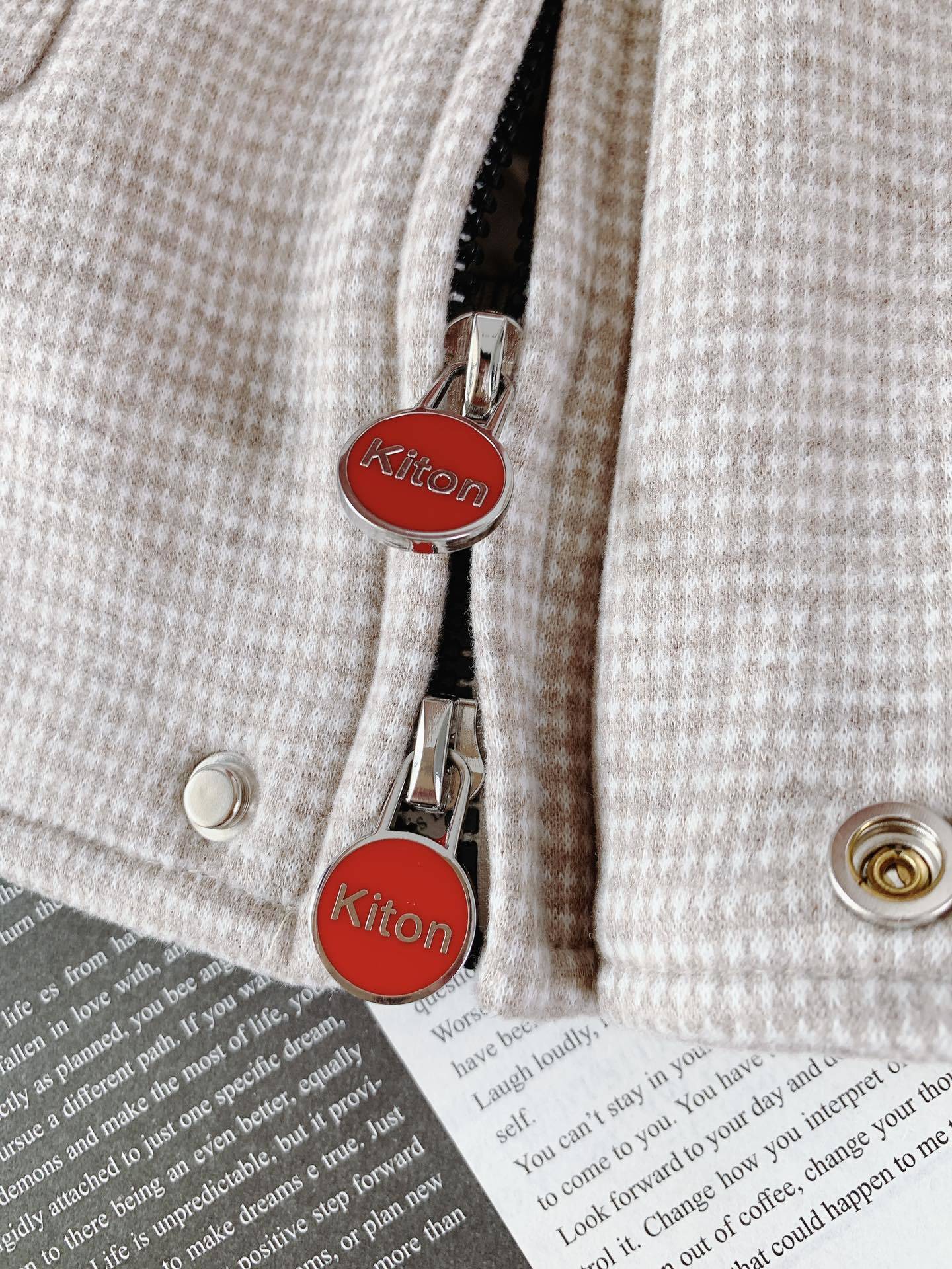 Kiton 奇顿 2025FW秋冬新品 千鸟格毛呢夹克。选用细腻毛呢面料,千鸟格纹在深灰与米杏双色间流转