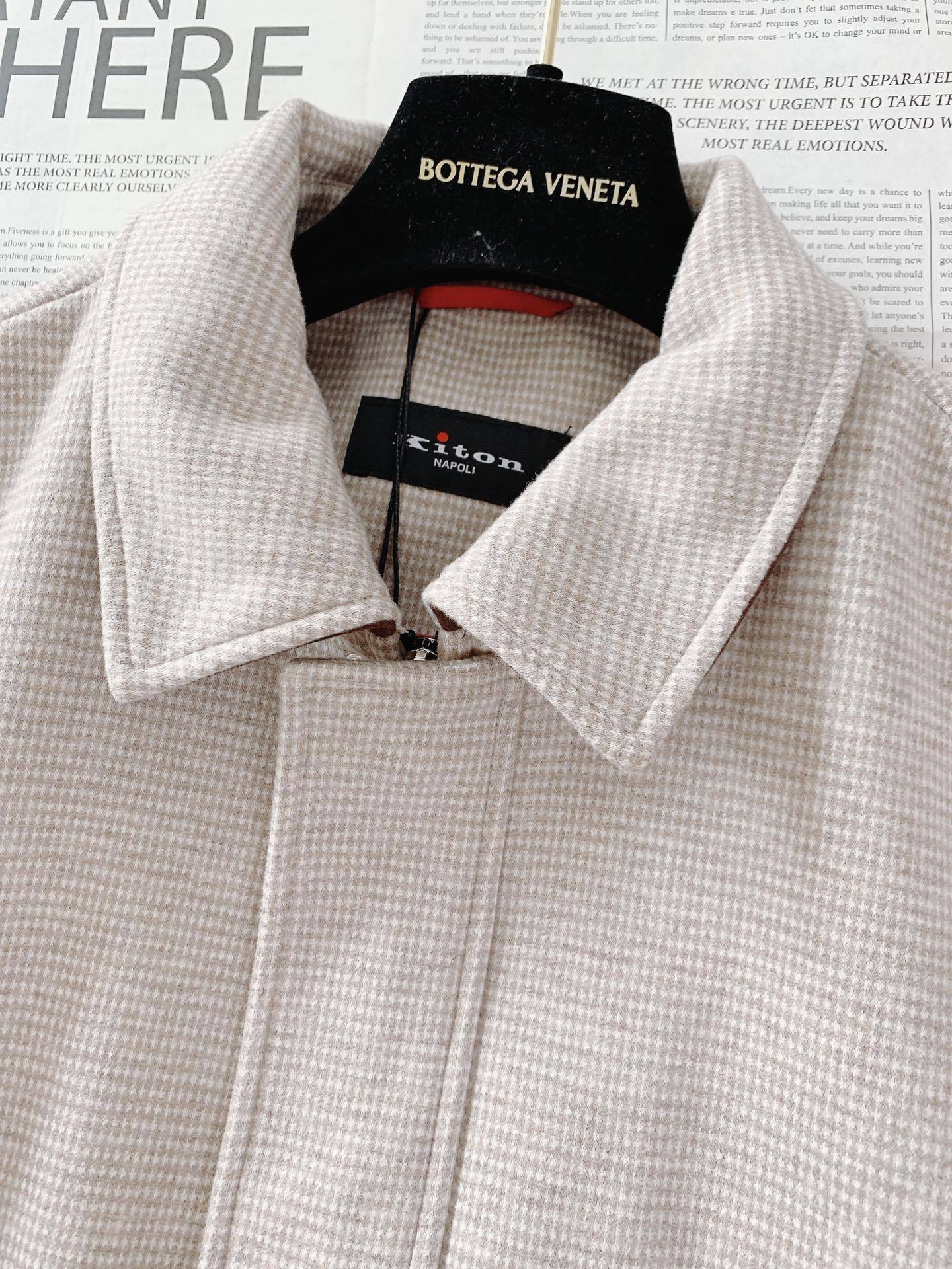 Kiton 奇顿 2025FW秋冬新品 千鸟格毛呢夹克。选用细腻毛呢面料,千鸟格纹在深灰与米杏双色间流转