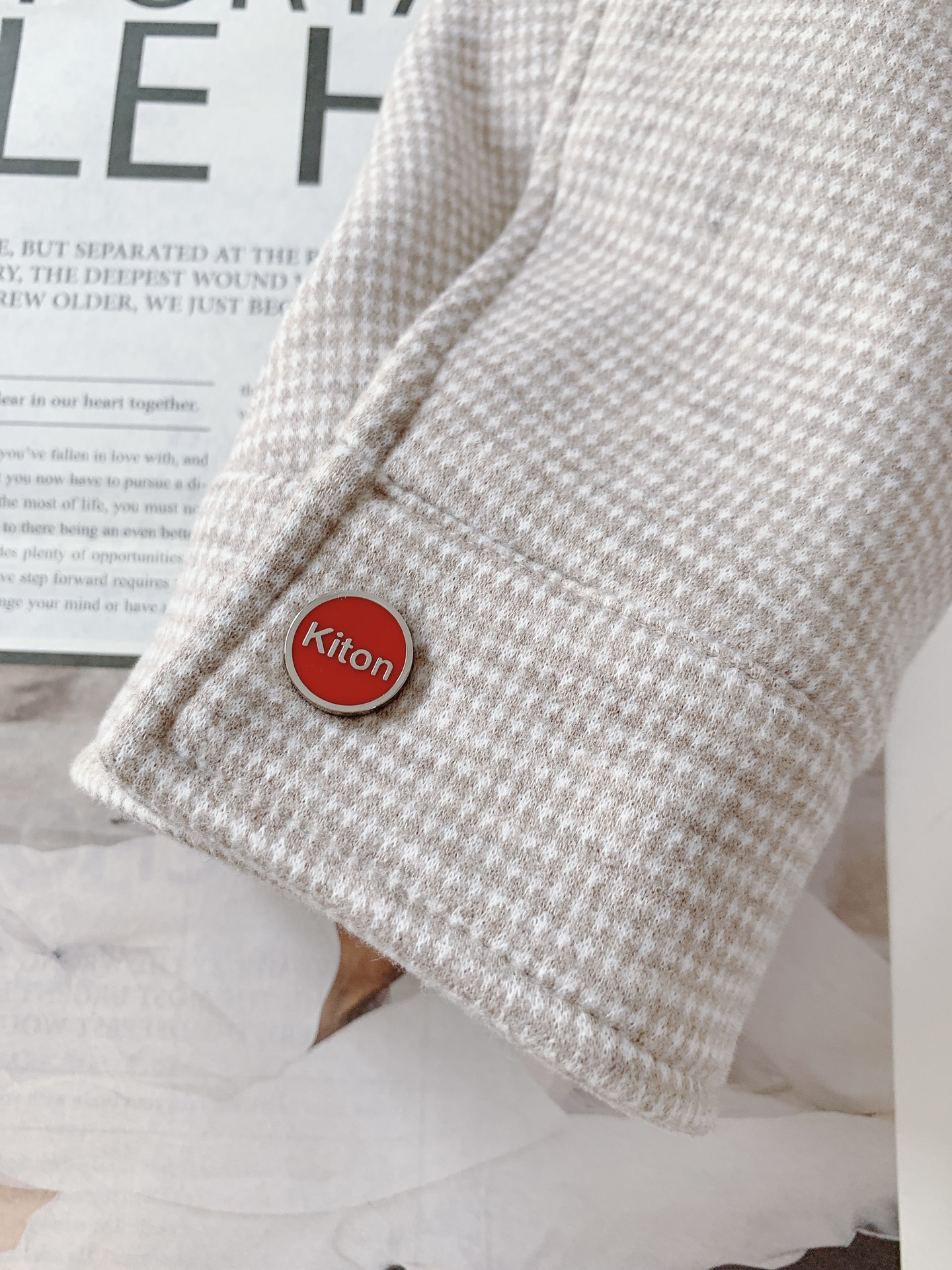 Kiton 奇顿 2025FW秋冬新品 千鸟格毛呢夹克。选用细腻毛呢面料,千鸟格纹在深灰与米杏双色间流转