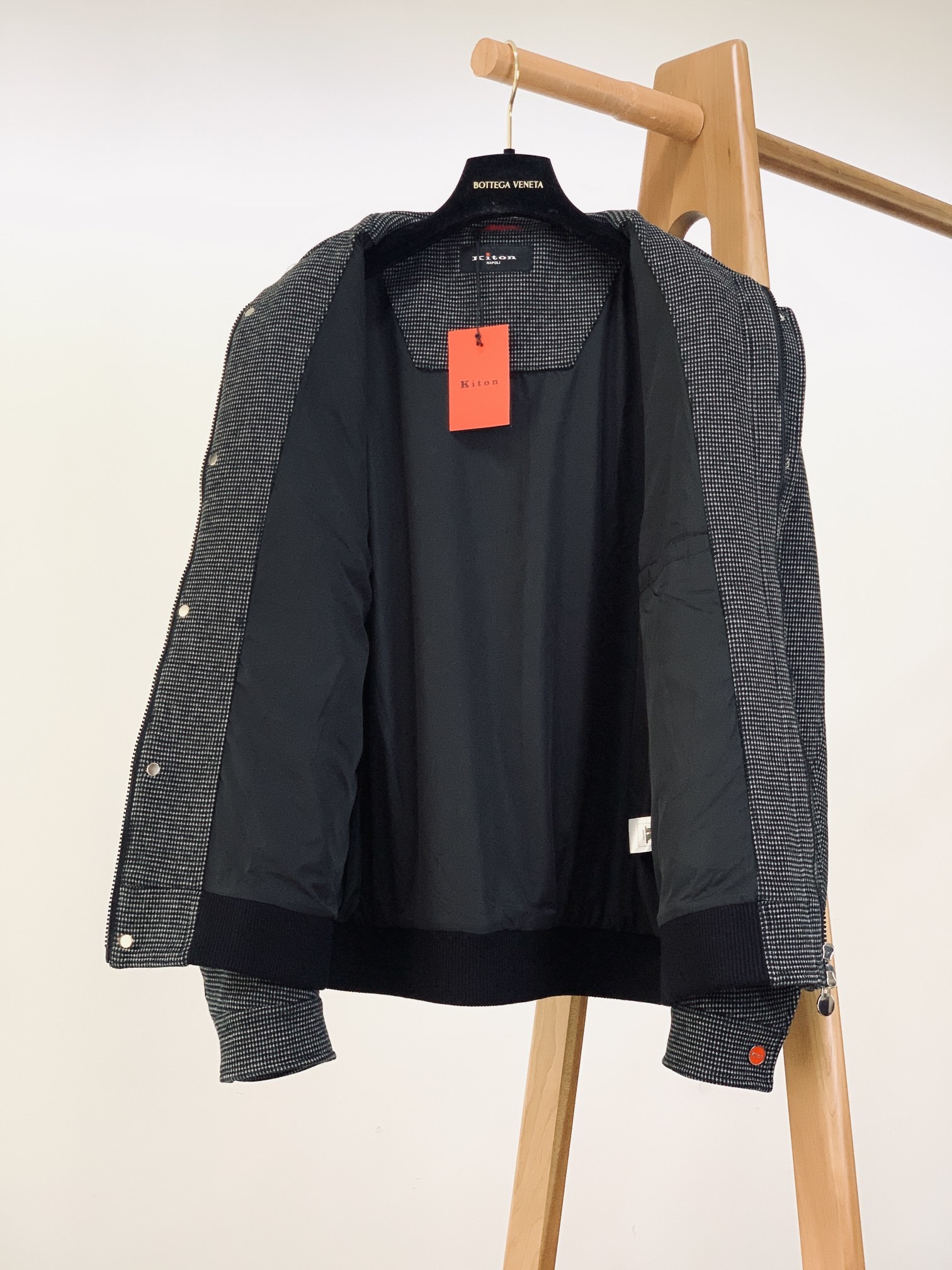 Kiton 奇顿 2025FW秋冬新品 千鸟格毛呢夹克。选用细腻毛呢面料,千鸟格纹在深灰与米杏双色间流转