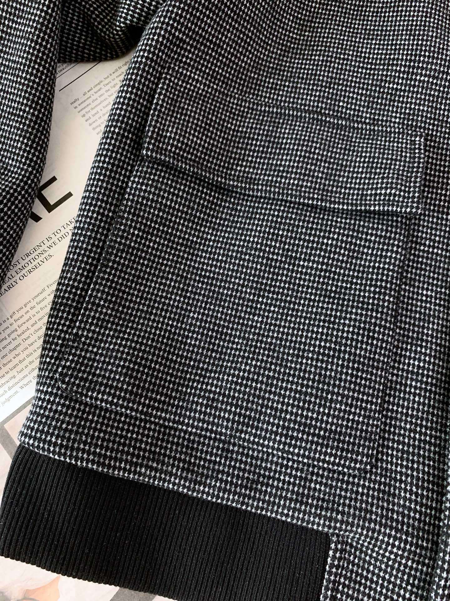Kiton 奇顿 2025FW秋冬新品 千鸟格毛呢夹克。选用细腻毛呢面料,千鸟格纹在深灰与米杏双色间流转