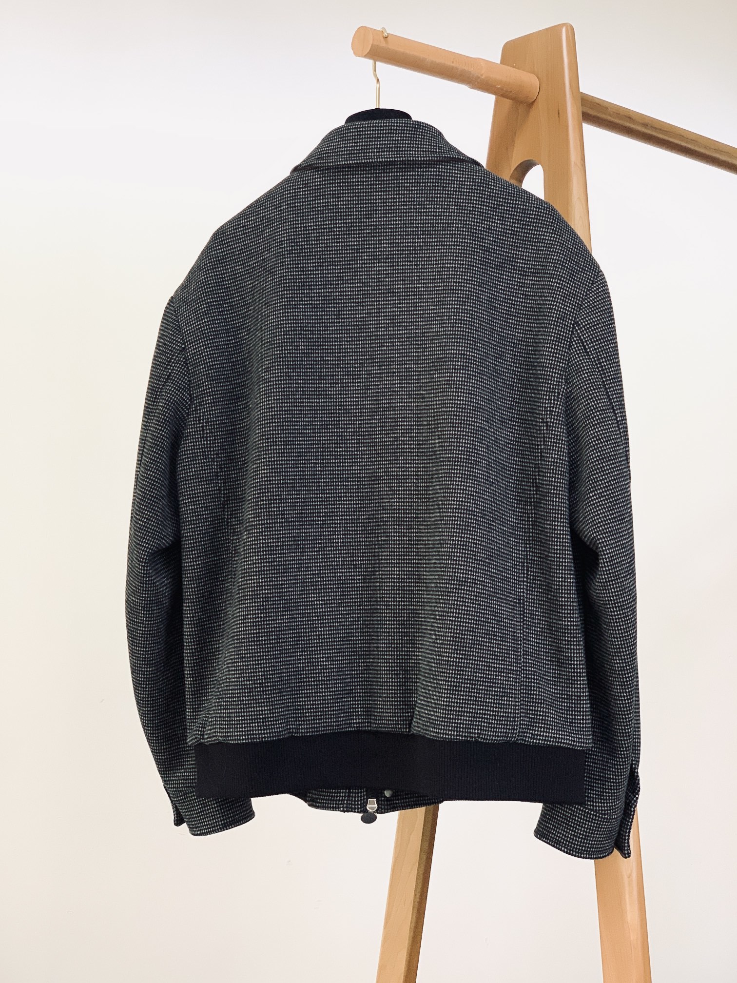 Kiton 奇顿 2025FW秋冬新品 千鸟格毛呢夹克。选用细腻毛呢面料,千鸟格纹在深灰与米杏双色间流转