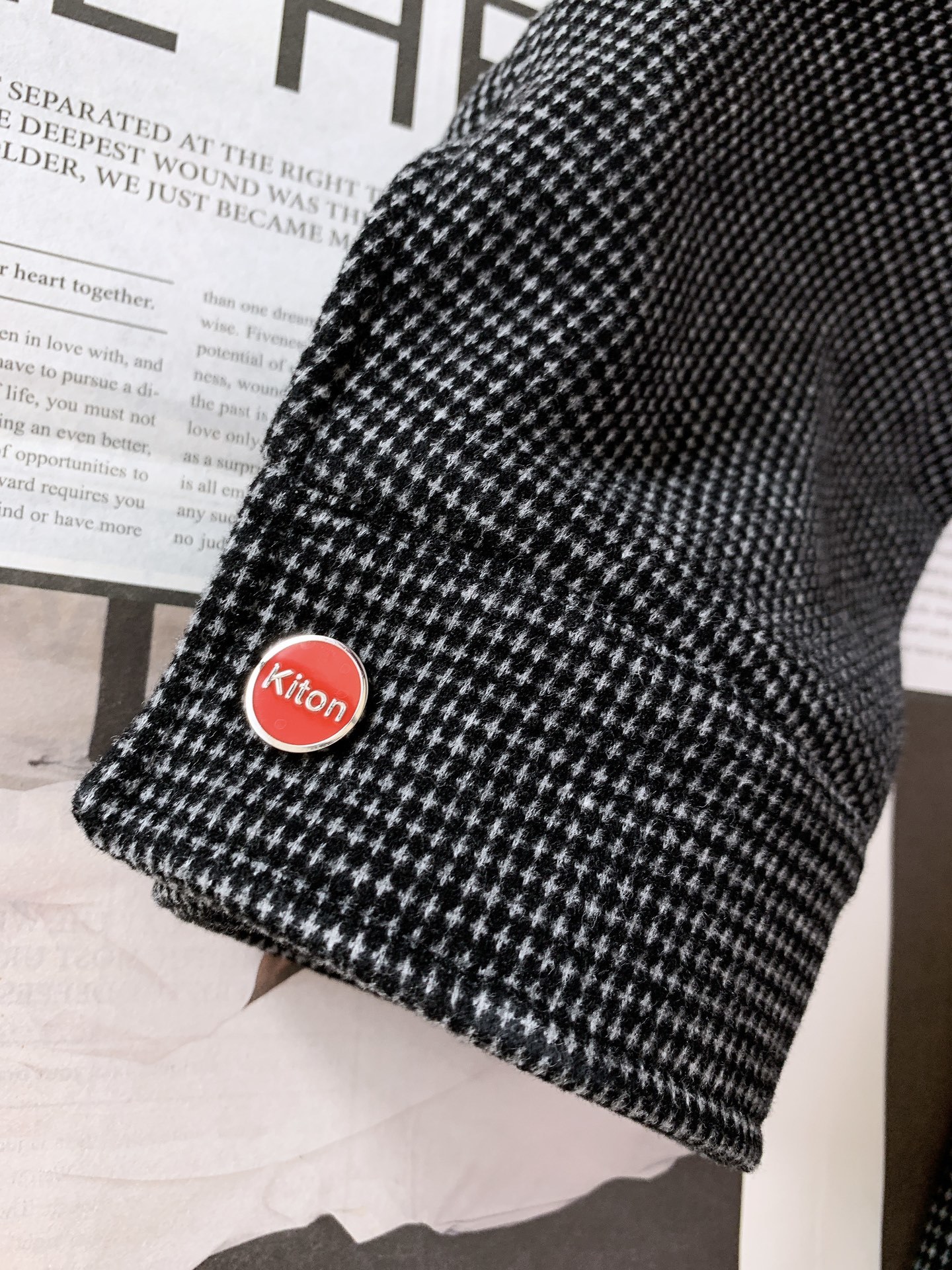 Kiton 奇顿 2025FW秋冬新品 千鸟格毛呢夹克。选用细腻毛呢面料,千鸟格纹在深灰与米杏双色间流转