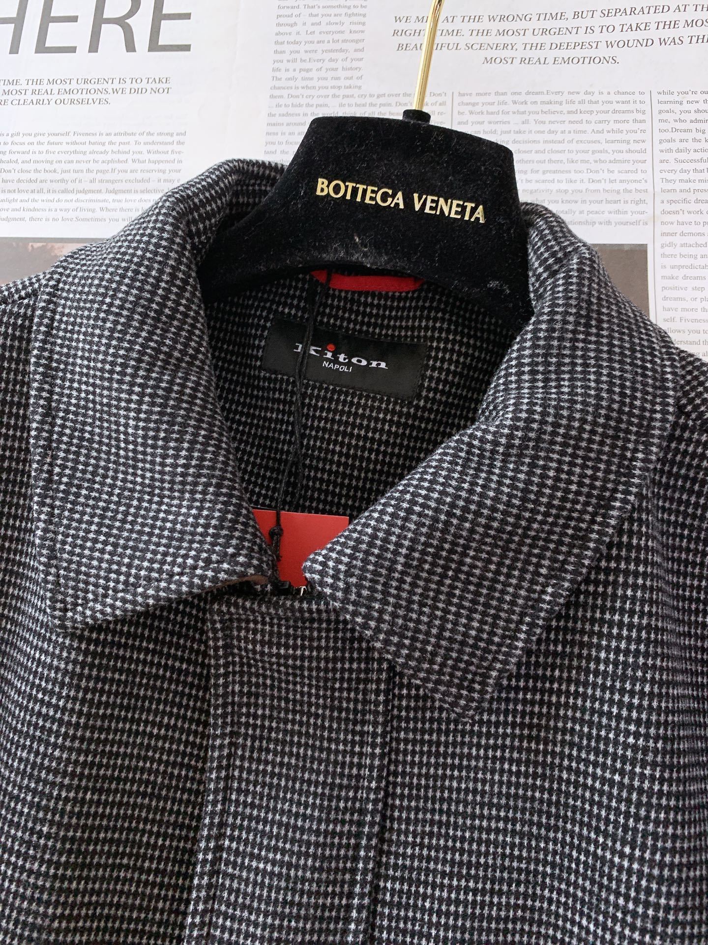 Kiton 奇顿 2025FW秋冬新品 千鸟格毛呢夹克。选用细腻毛呢面料,千鸟格纹在深灰与米杏双色间流转