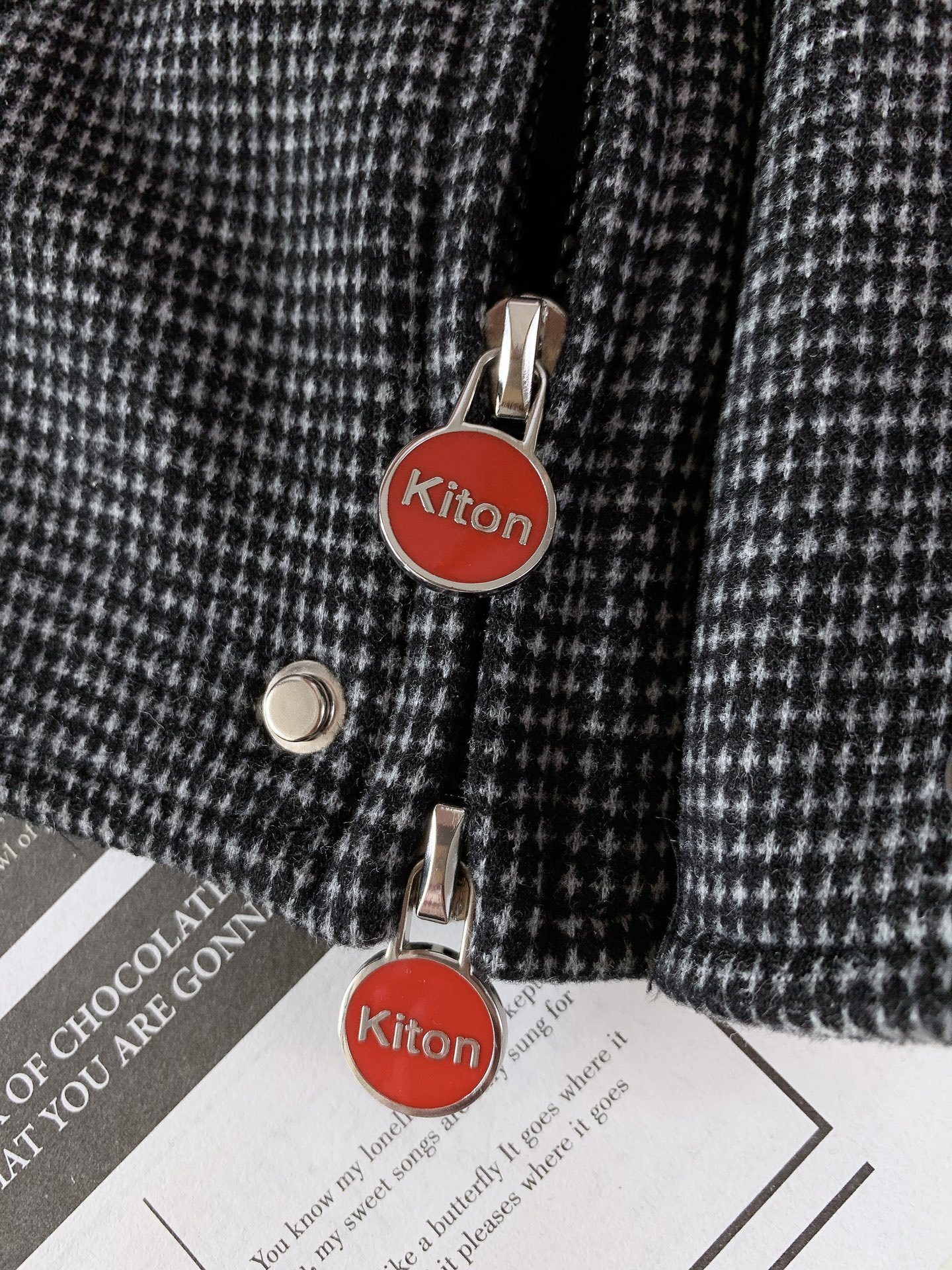 Kiton 奇顿 2025FW秋冬新品 千鸟格毛呢夹克。选用细腻毛呢面料,千鸟格纹在深灰与米杏双色间流转