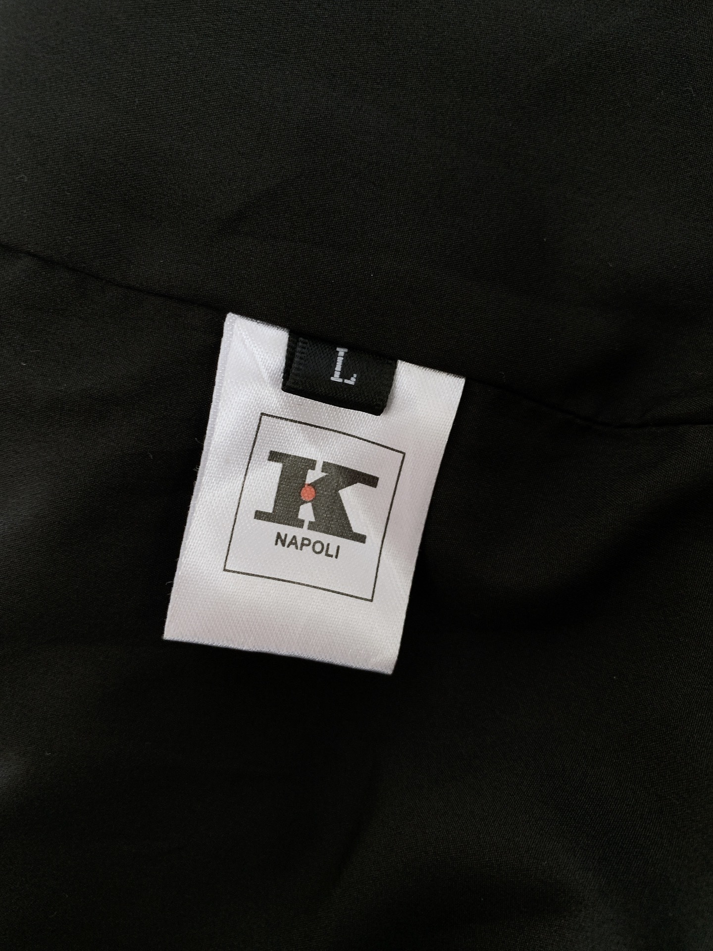 Kiton 奇顿 2025FW秋冬新品 千鸟格毛呢夹克。选用细腻毛呢面料,千鸟格纹在深灰与米杏双色间流转