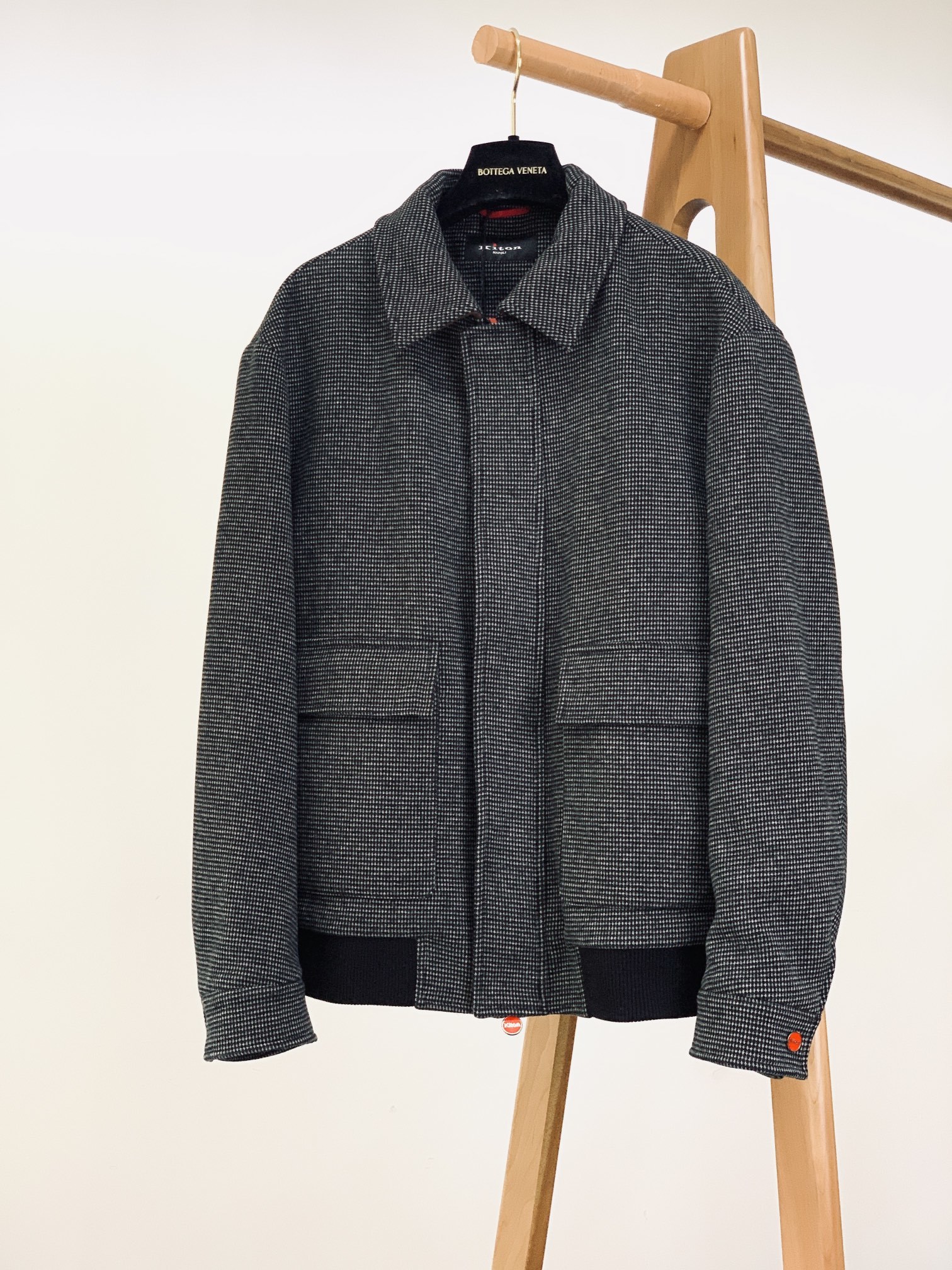 Kiton 奇顿 2025FW秋冬新品 千鸟格毛呢夹克。选用细腻毛呢面料,千鸟格纹在深灰与米杏双色间流转
